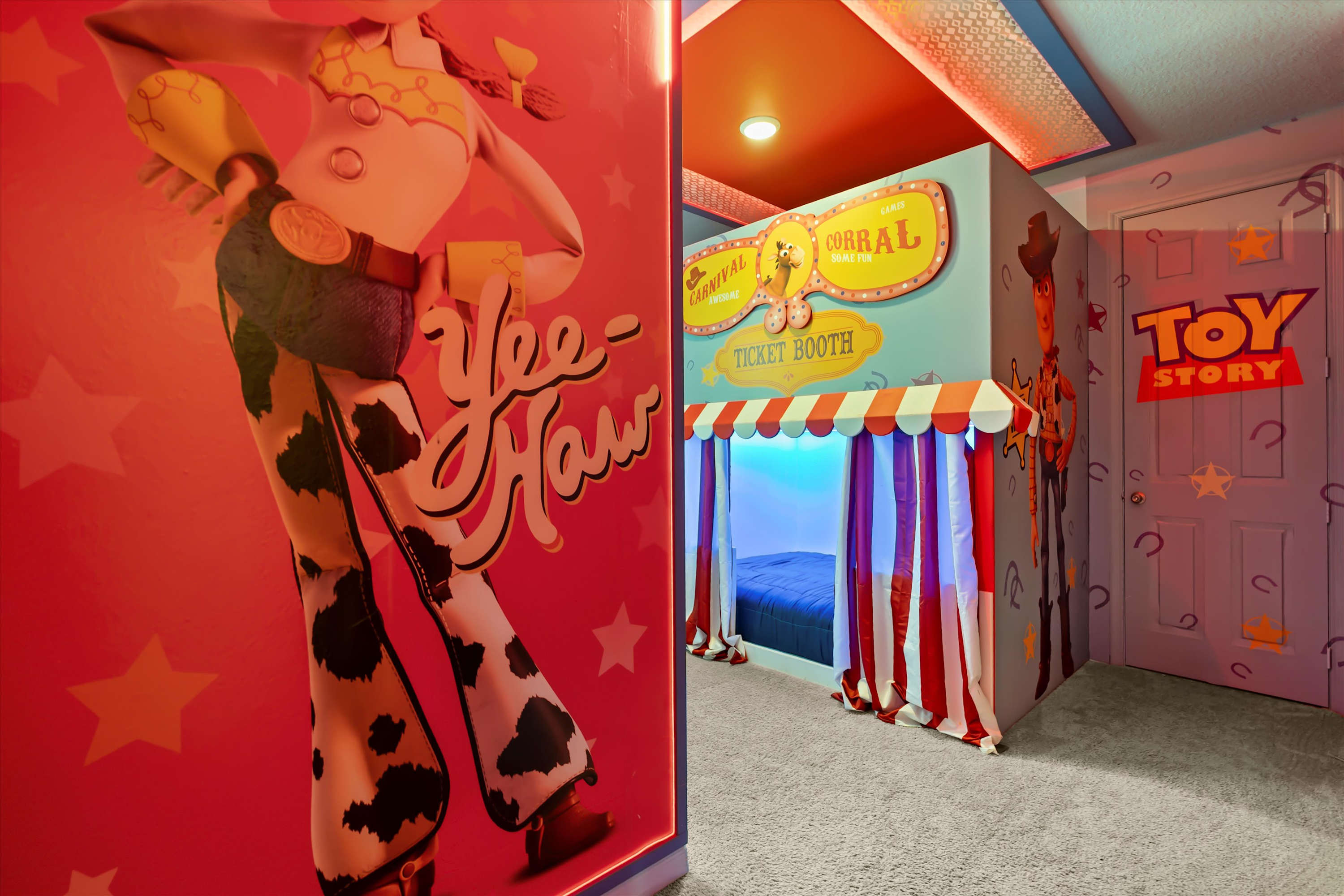 Playful Toy Story room with comfortable bed and closable curtains for restful sleep.