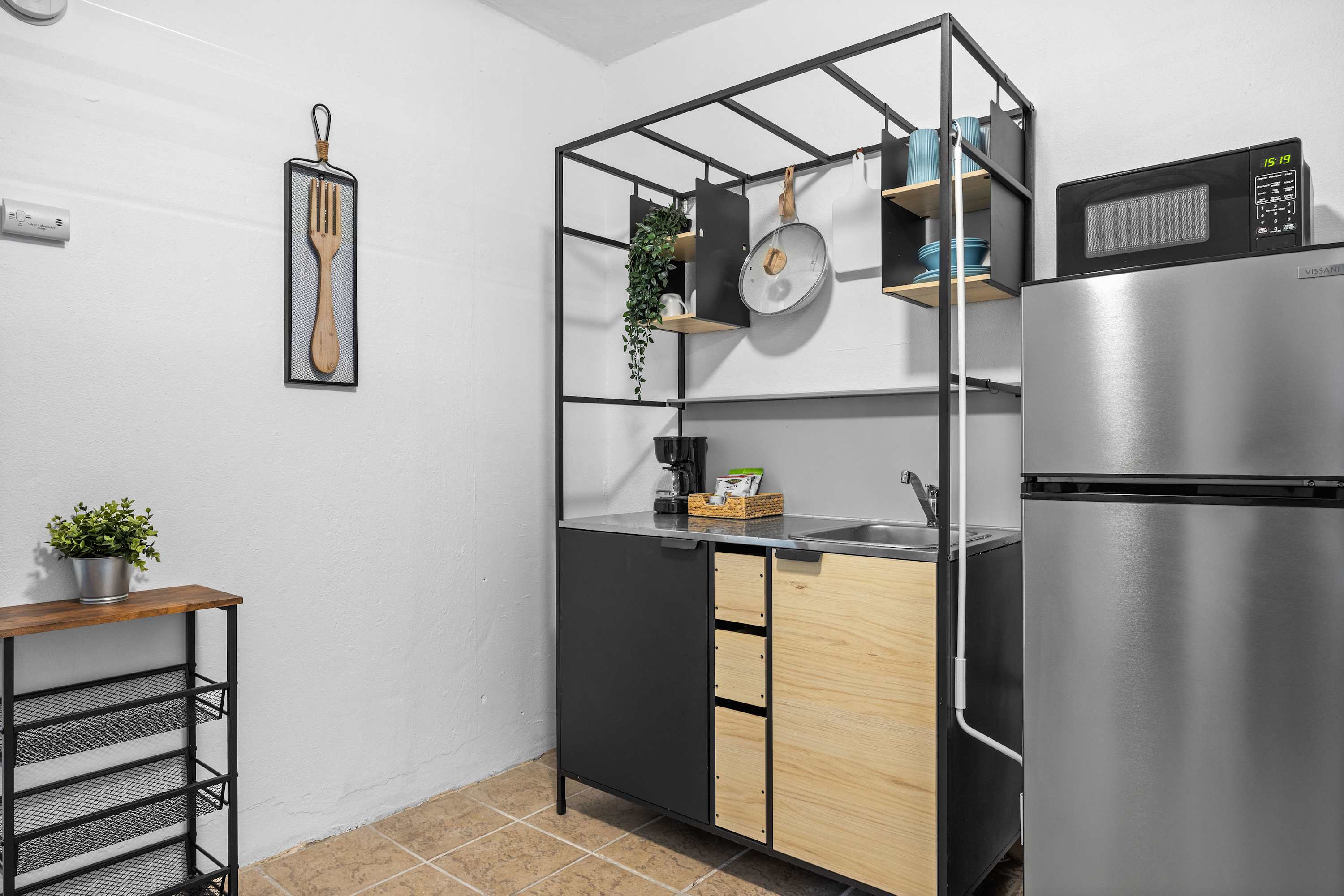 Chic Airport Studio | Reliable Wi-Fi | Solo & Couple Friendly | PR Hub