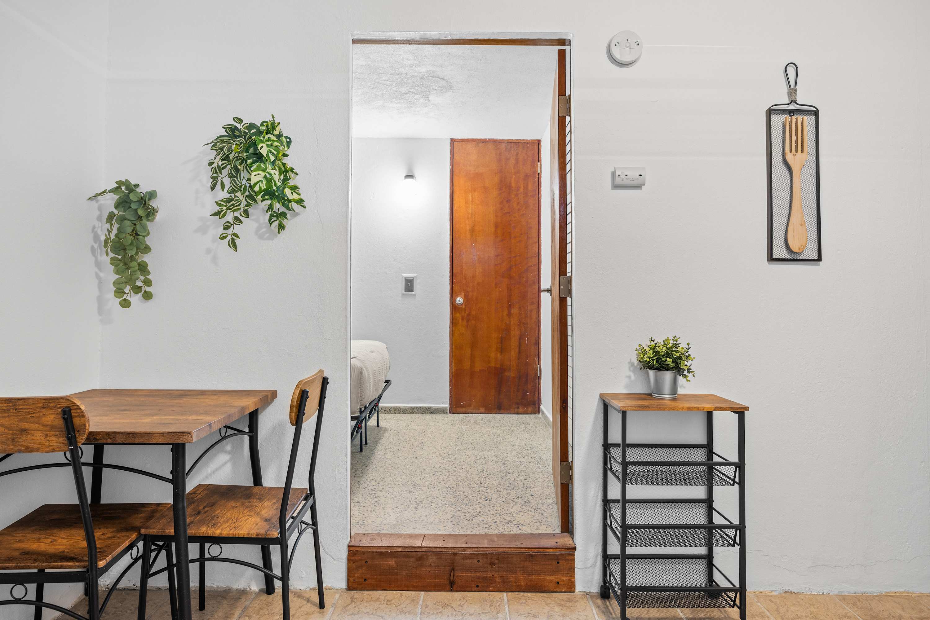 Chic Airport Studio | Reliable Wi-Fi | Solo & Couple Friendly | PR Hub
