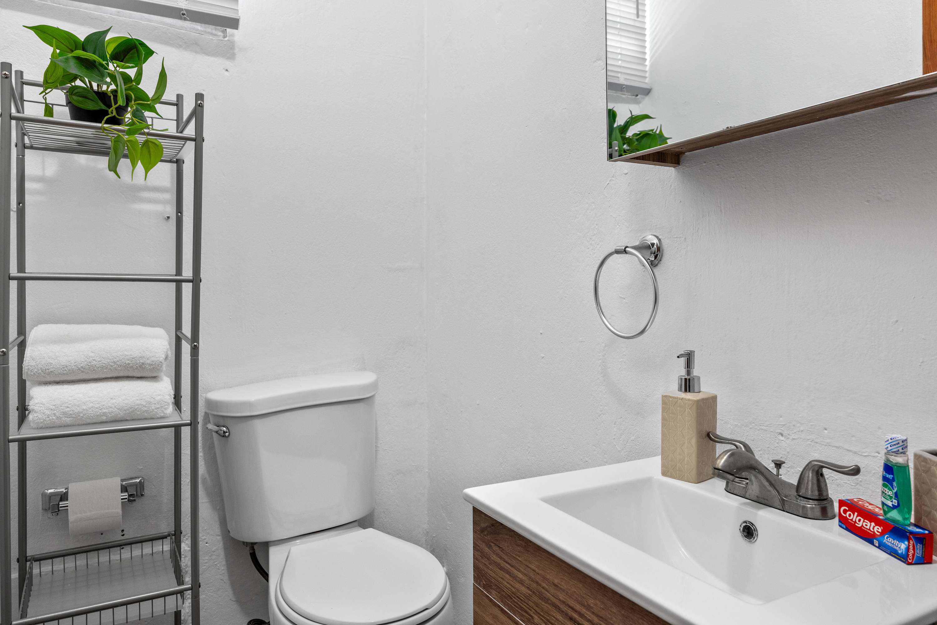 Chic Airport Studio | Reliable Wi-Fi | Solo & Couple Friendly | PR Hub