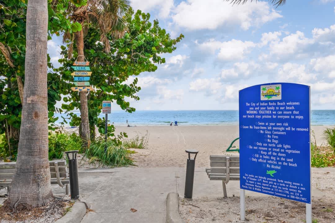 Indian Rocks Beach Sleeps 4 & Free Beach Parking! β Indian Rocks Beach, FL β vacation rental