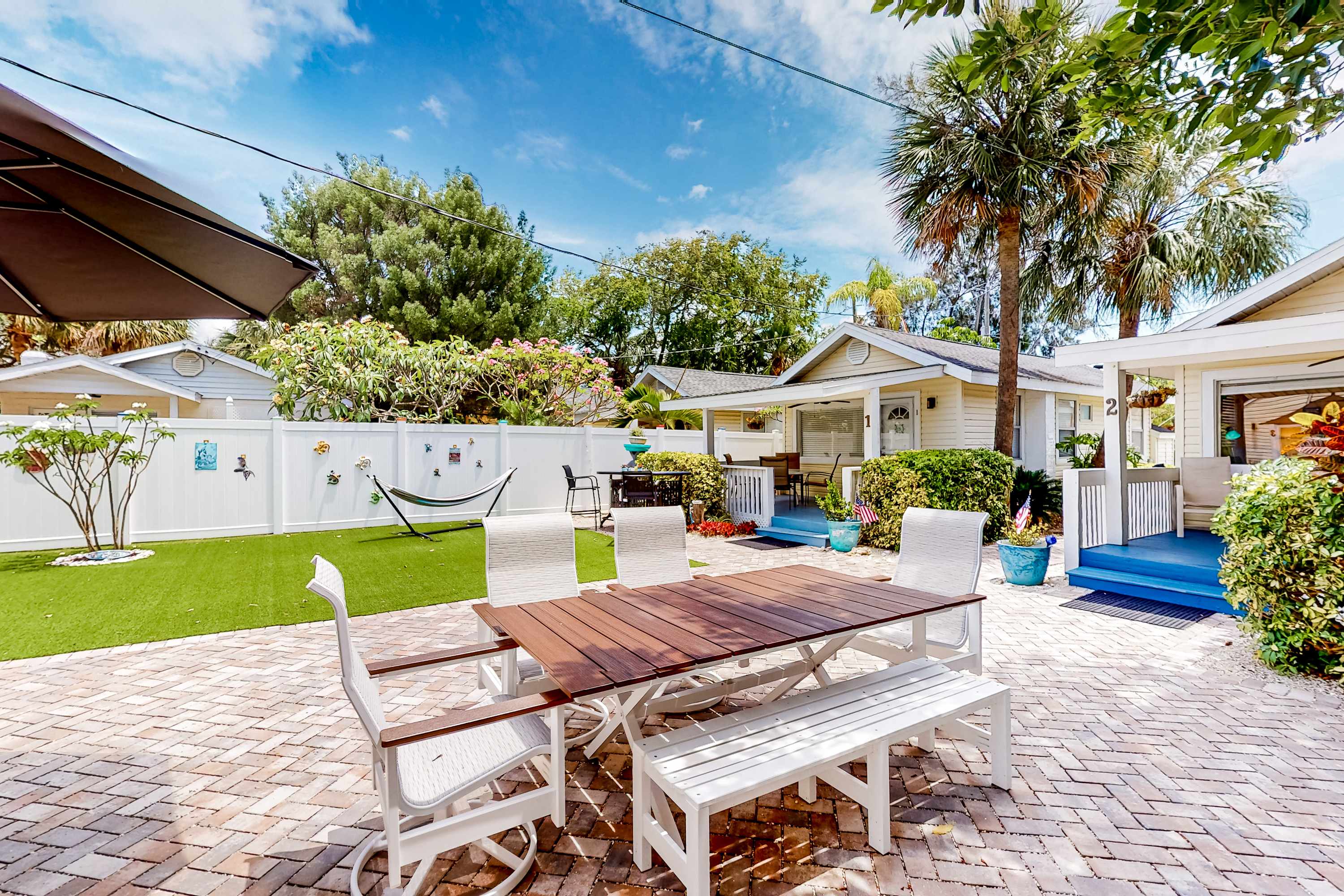 Adorable cottage near the beach with WiFi full kitchen and shared yard — Treasure Island, FL — vacation rental