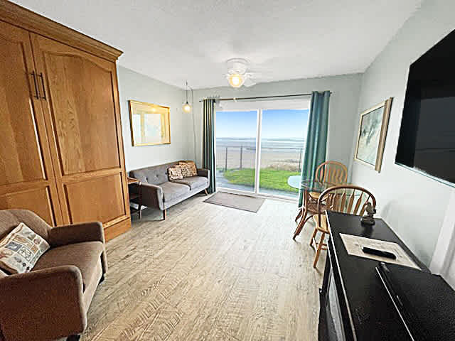 Deluxe Ground Floor Beachfront Condo Suite - Pool and Sauna! 6