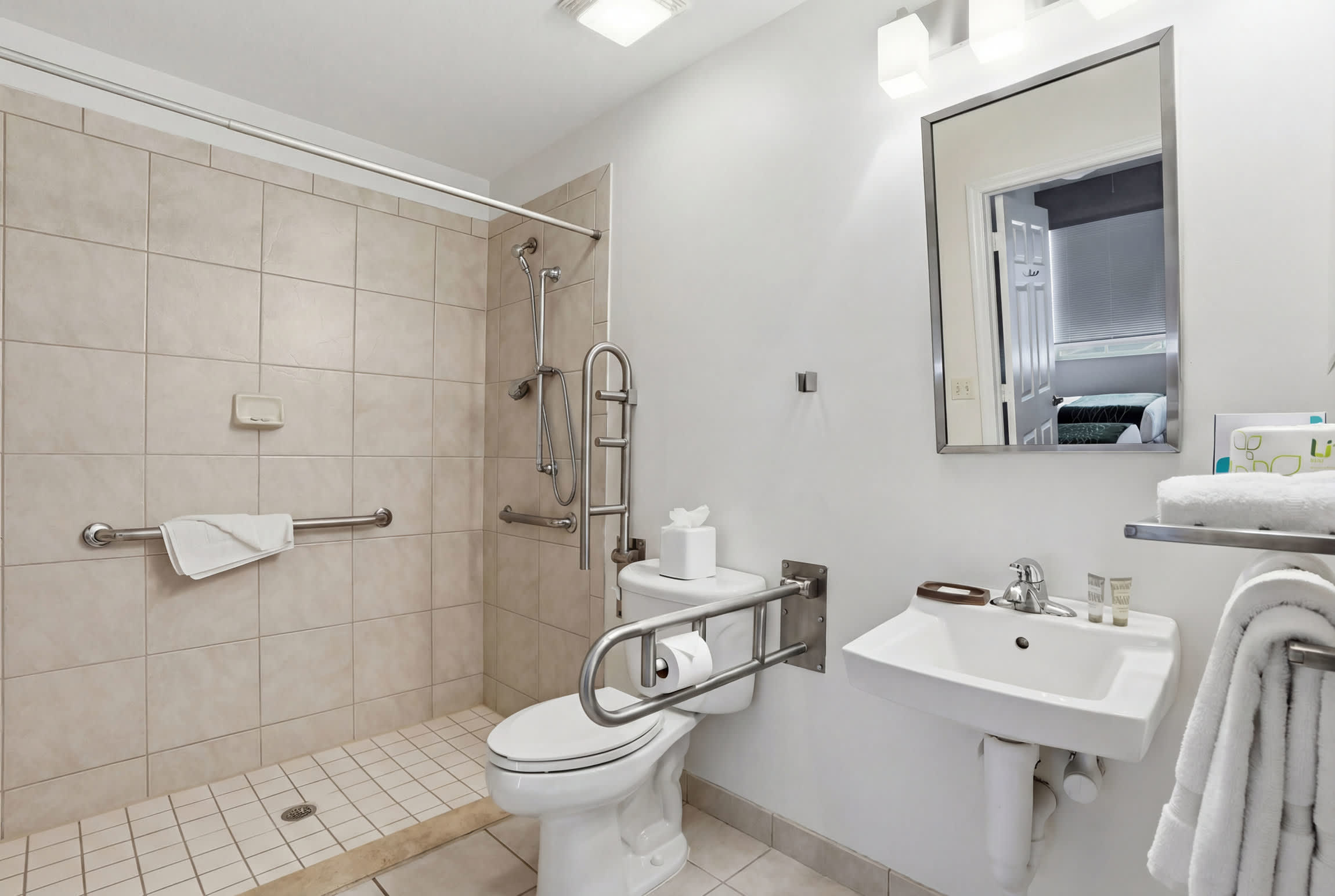 Green Links Accessible 2 Bedroom Den Villa | Photo 5