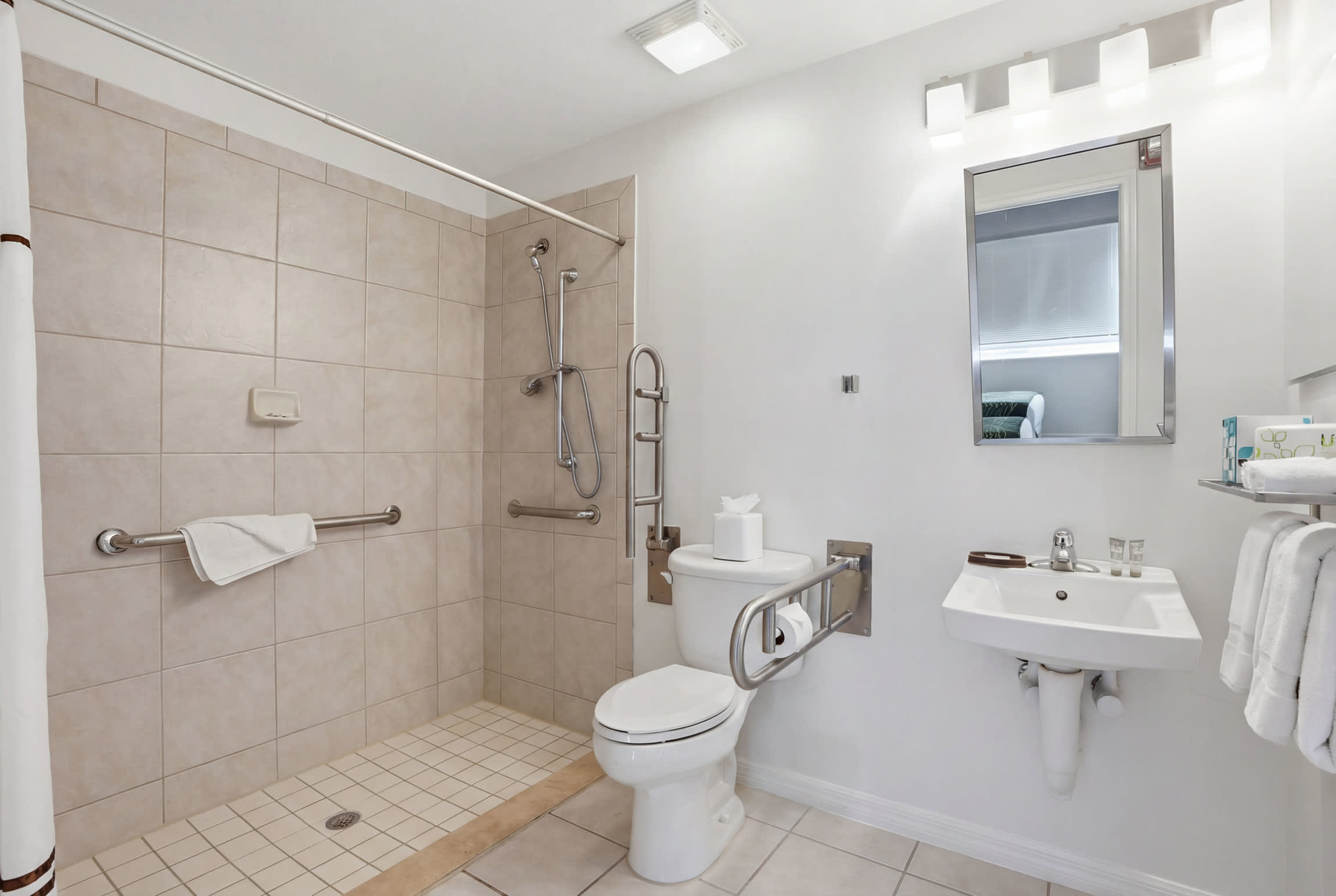 Green Links Accessible 2 Bedroom Den Villa | Photo 4