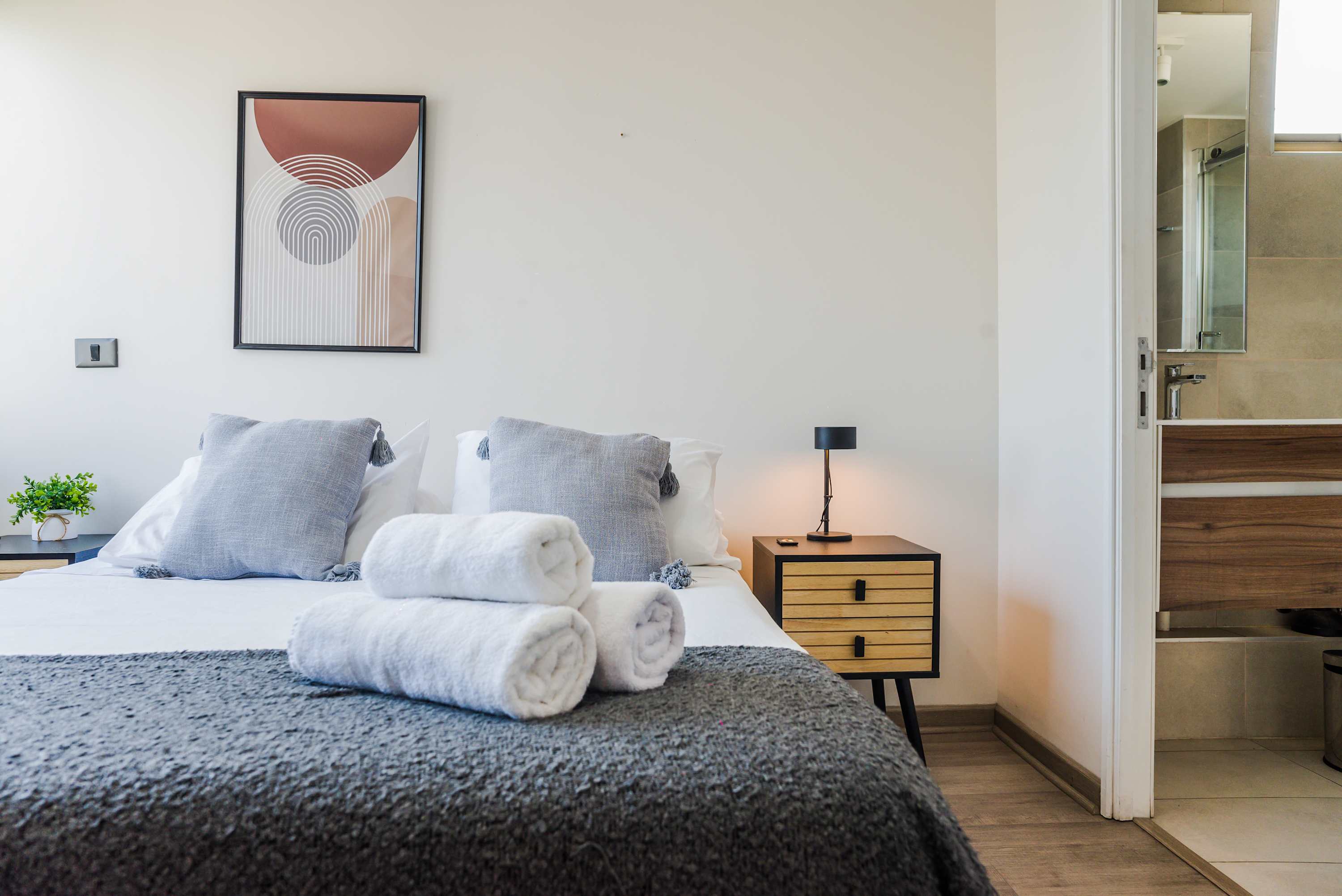 Modern 1BR Retreat in Nunoa | Ultimate Comfort