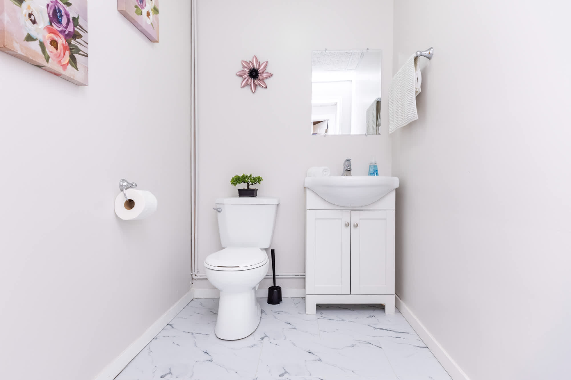 Modern Bathroom With Practical Design And Well-Appointed Details