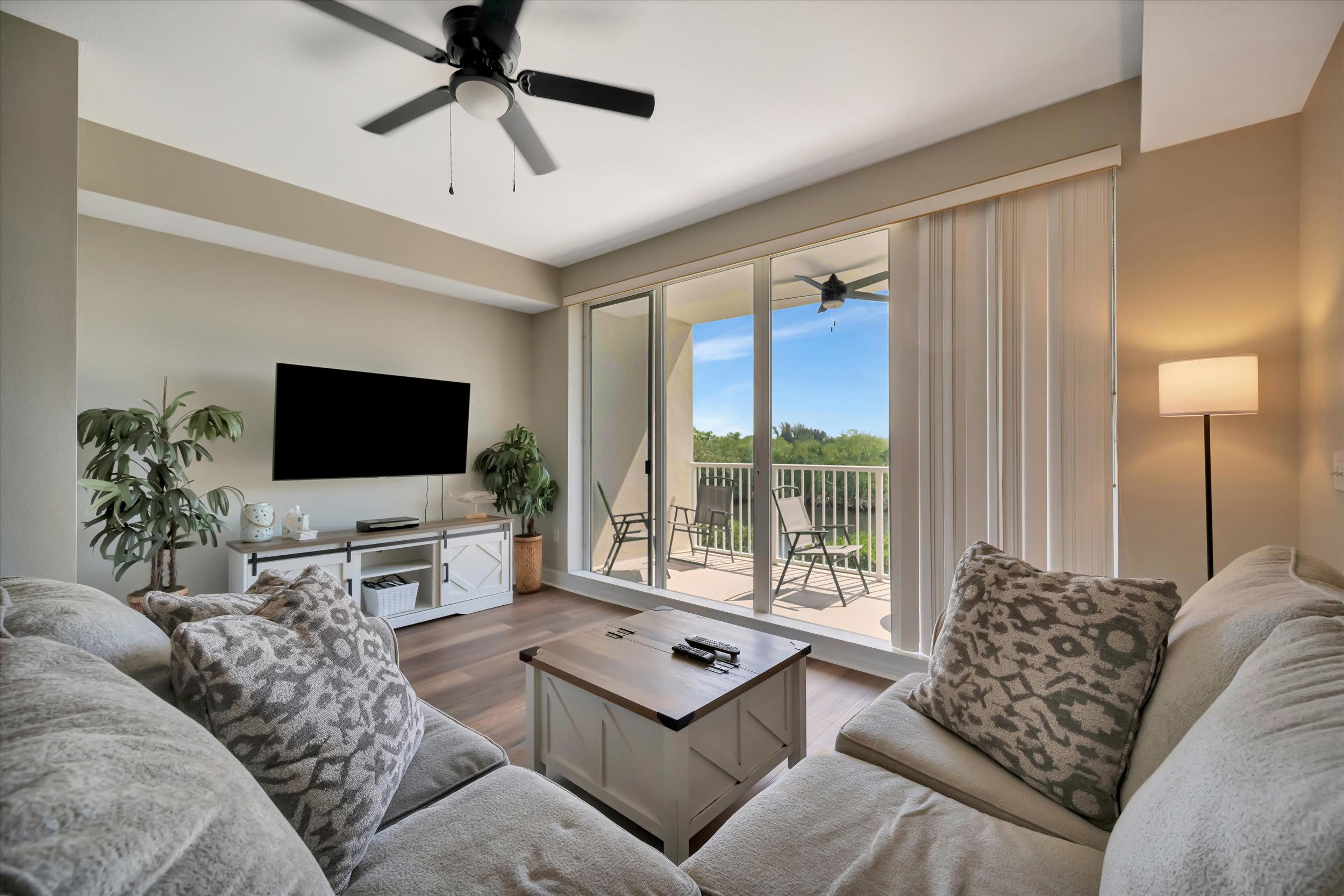Mangrove View 2BR - Pool, Hot Tub & Gym Access β Ruskin, FL β vacation rental