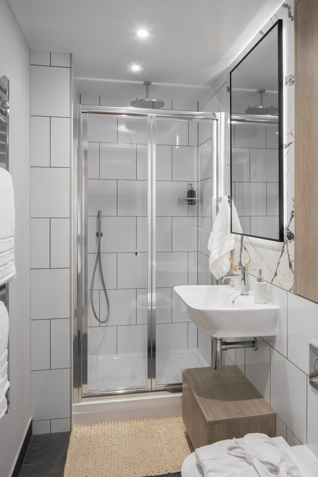 Roomy Studio 2504A