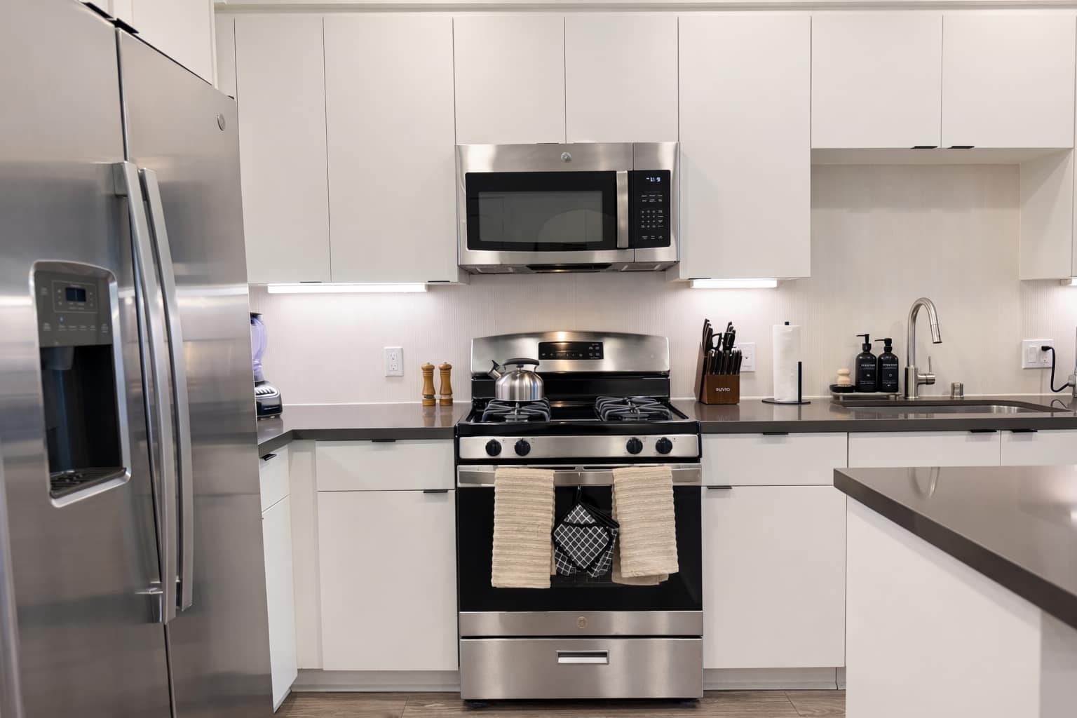 Modern Apartment 10 Min to Disneyland w/Pool & GYM