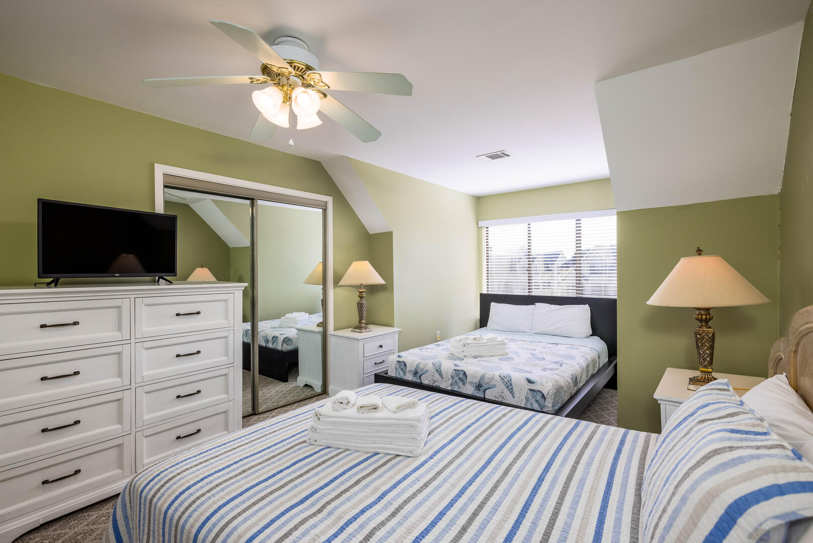 Second floor guest bedroom with en suite bathroom