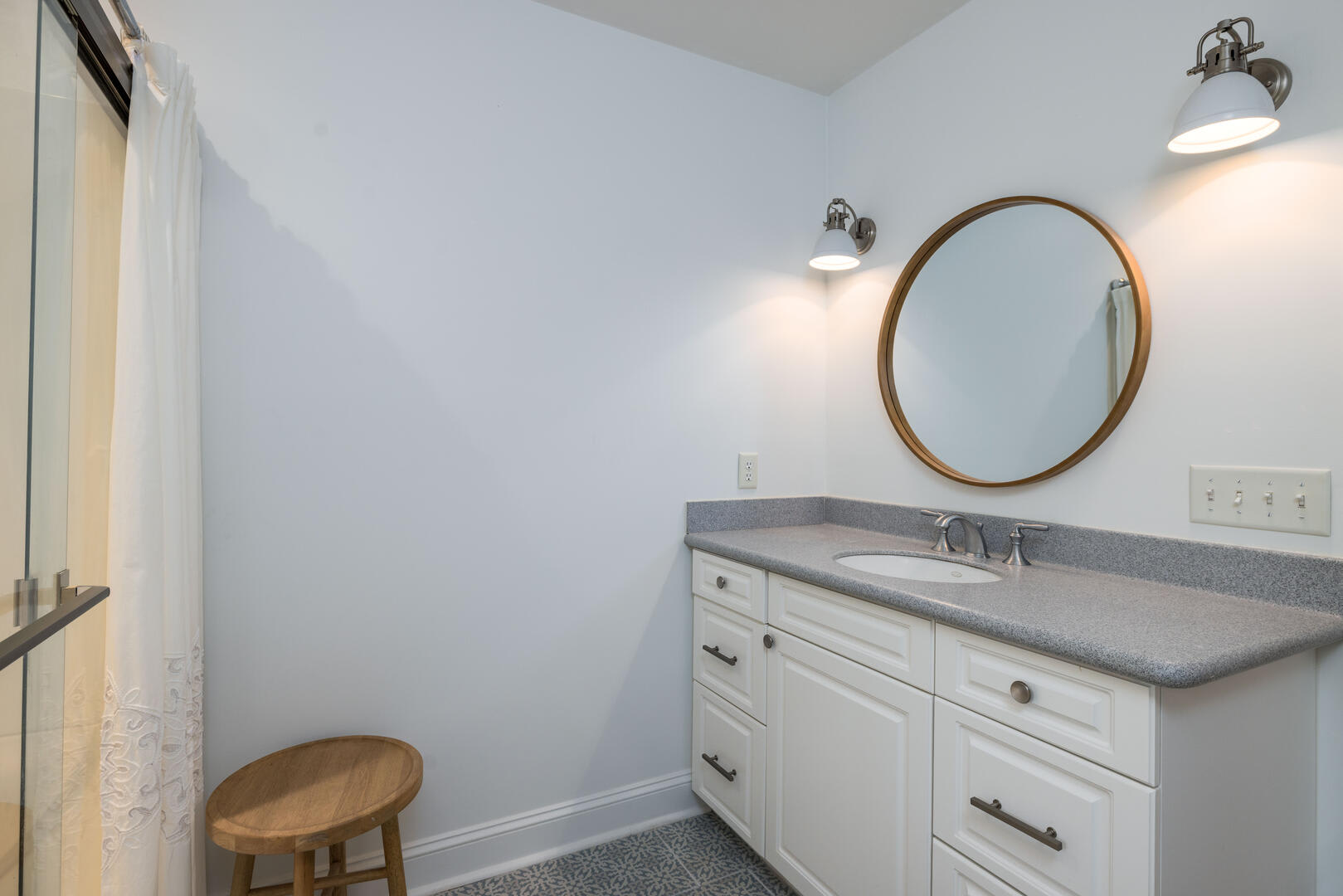 Shared guest bathroom