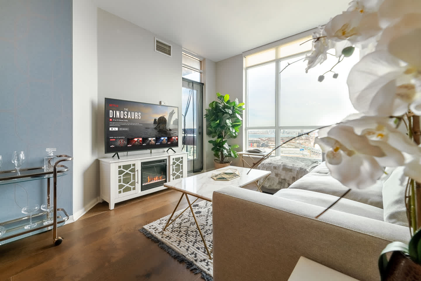 Bright Downtown 1BR, Dedicated Workspace, 55" TV