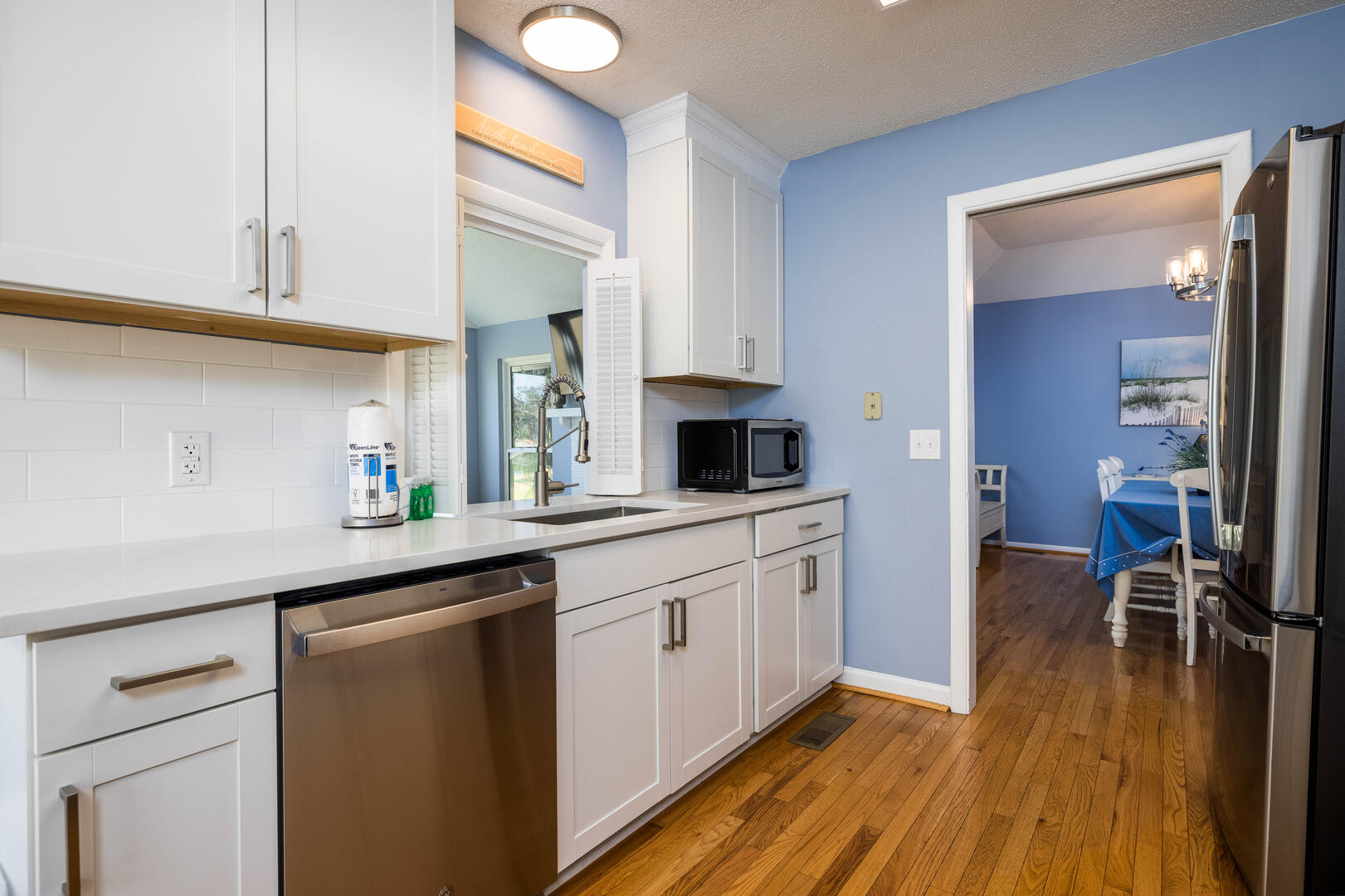 Well-equipped kitchen with eating area