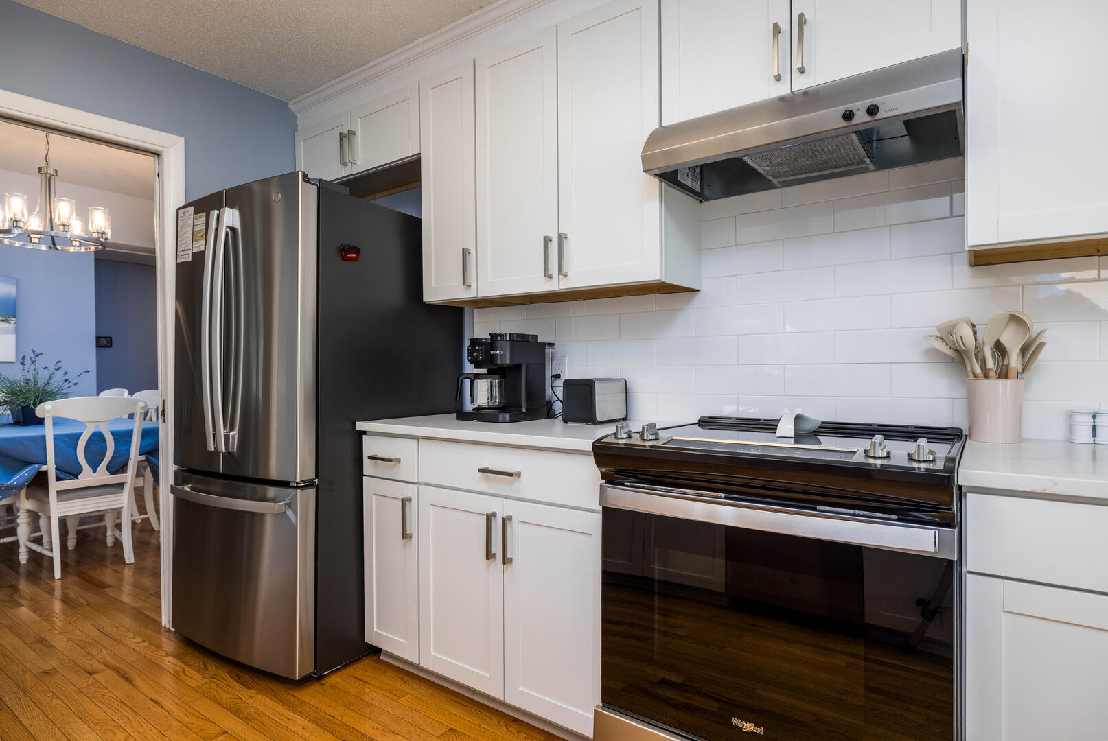 Well-equipped kitchen with eating area