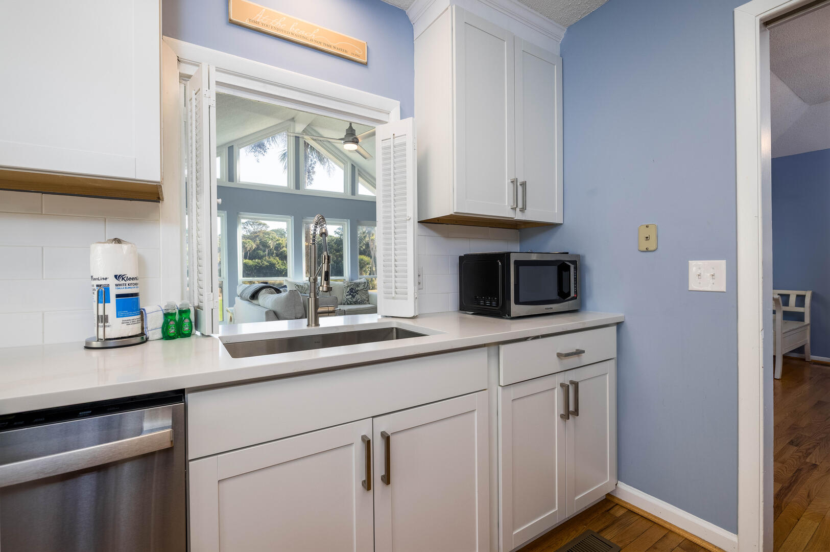 Well-equipped kitchen with eating area