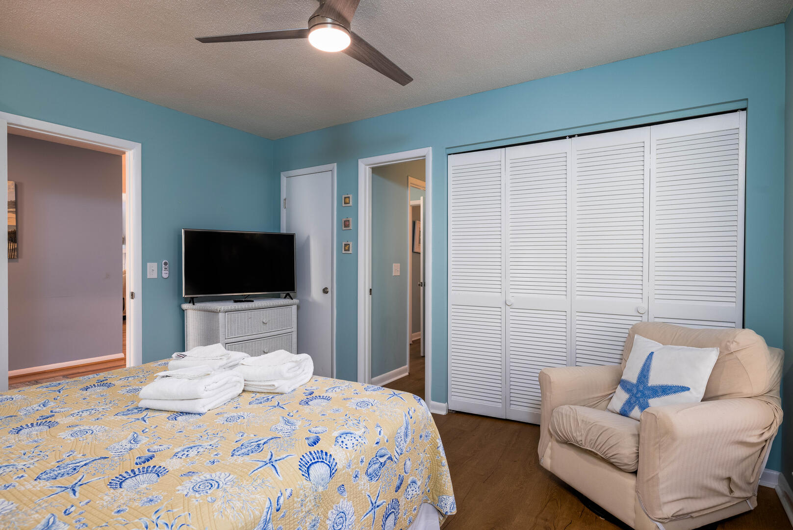 Guest bedroom with Jack and Jill bathroom