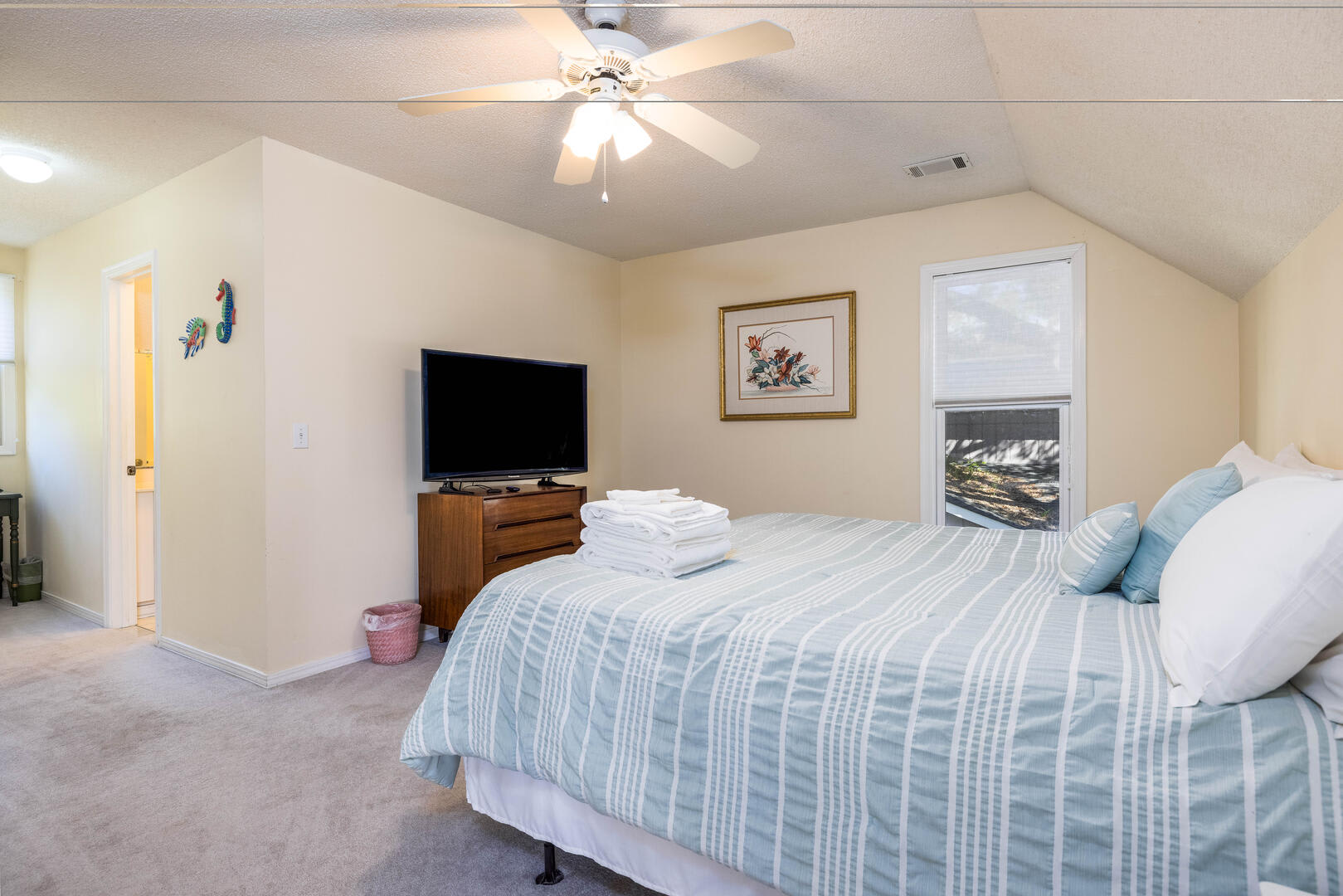 Second floor guest bedroom with en suite bathroom
