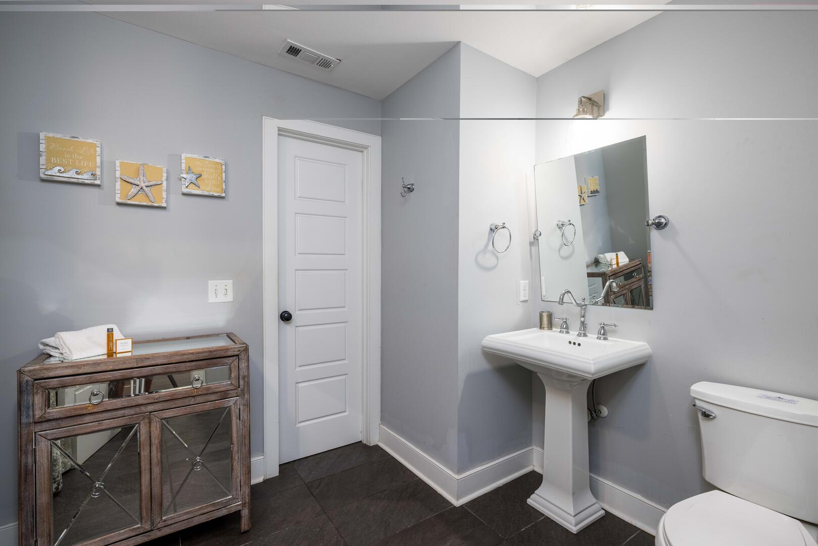 Guest bedroom with en suite bathroom