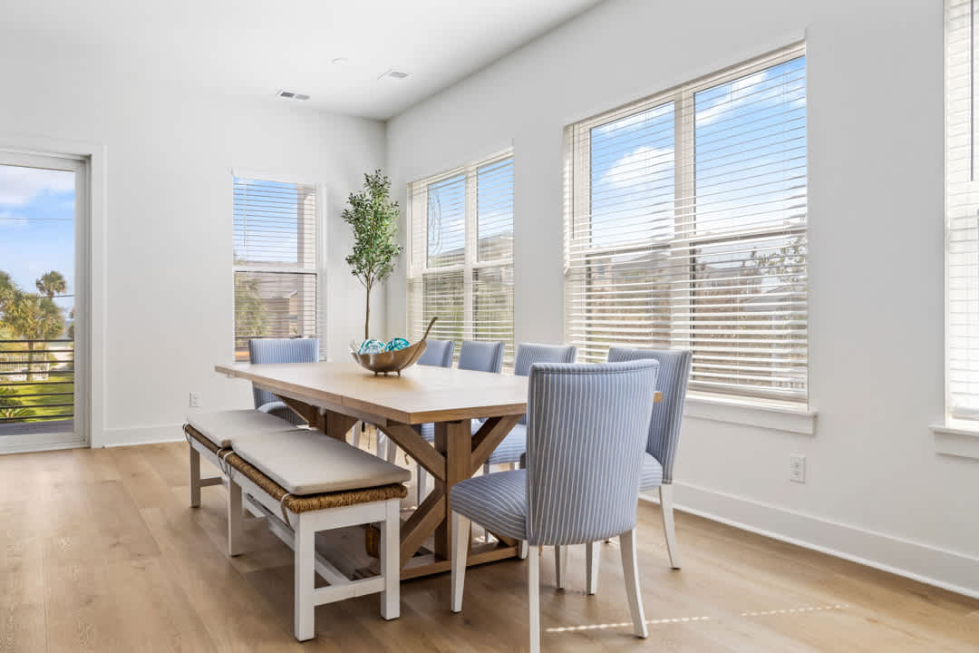 2 Dining Areas, Plus Additional Seating a 2 Kitchen Islands