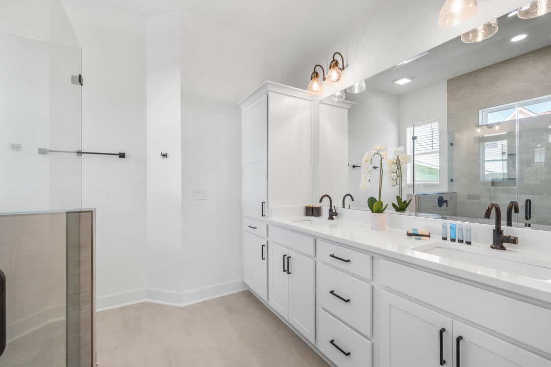 10 Gorgeous Full Bathrooms Plus 2 Half Bathrooms