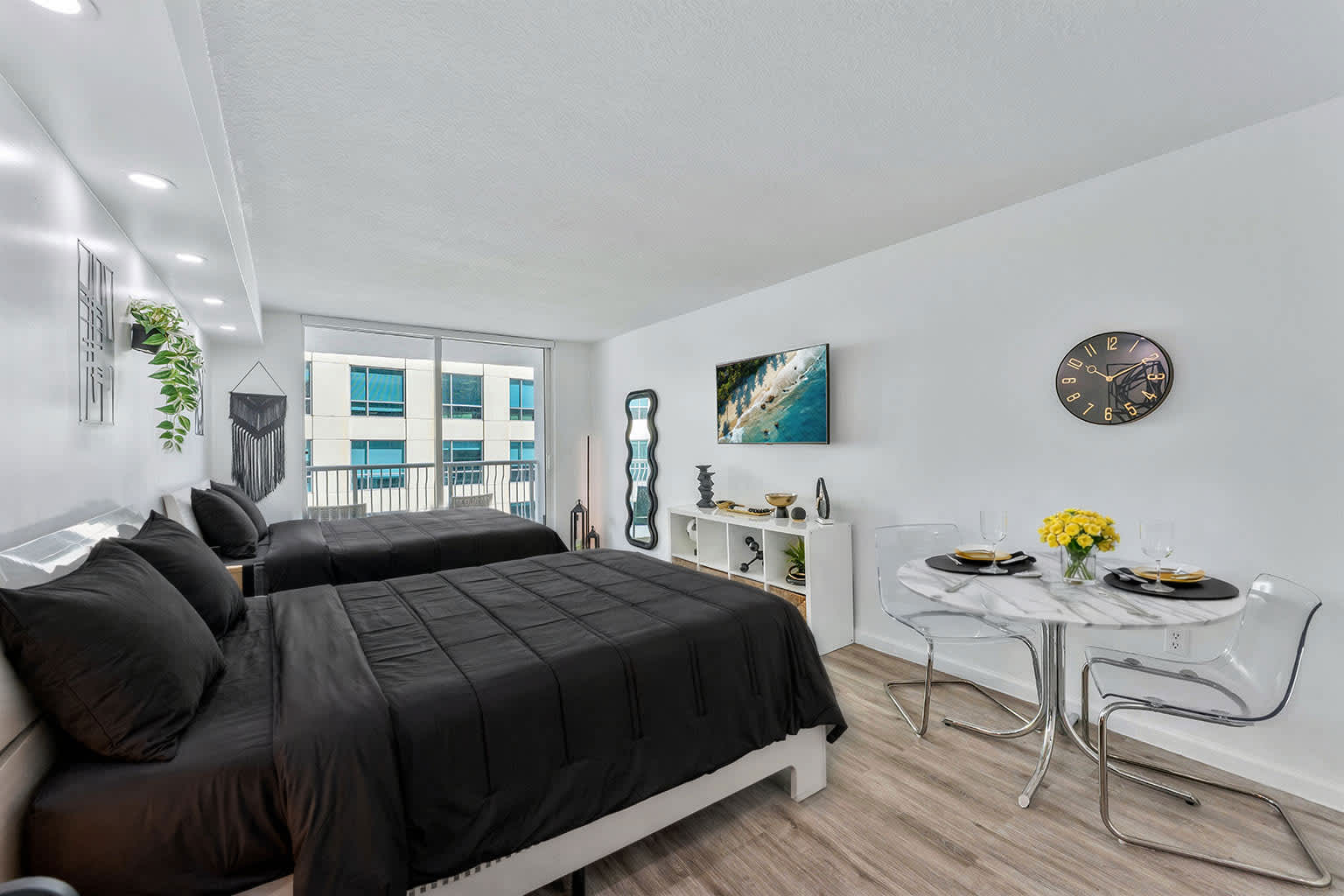 Stylish Brickell Studio w Pool, Gym & Great Views