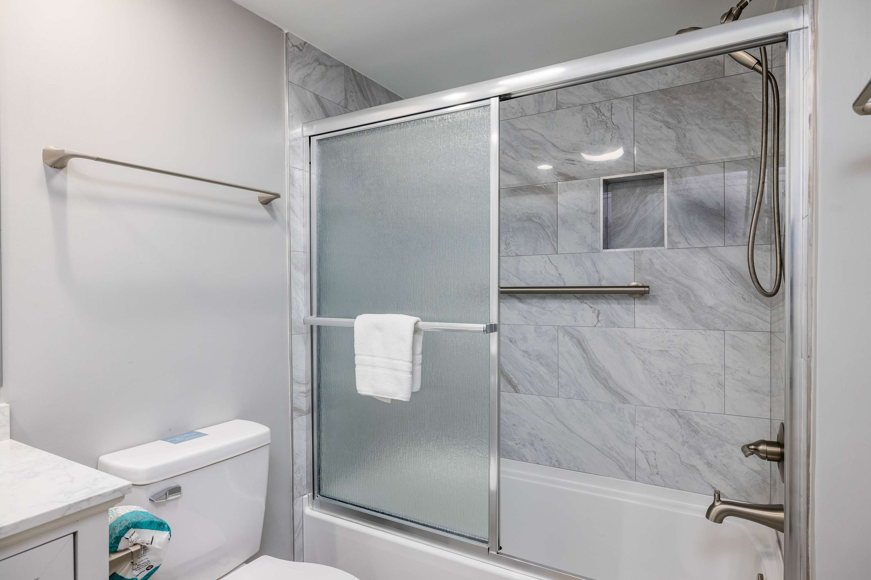 Fully Renovated Guest Bathroom with Shower/ Tub Combo 