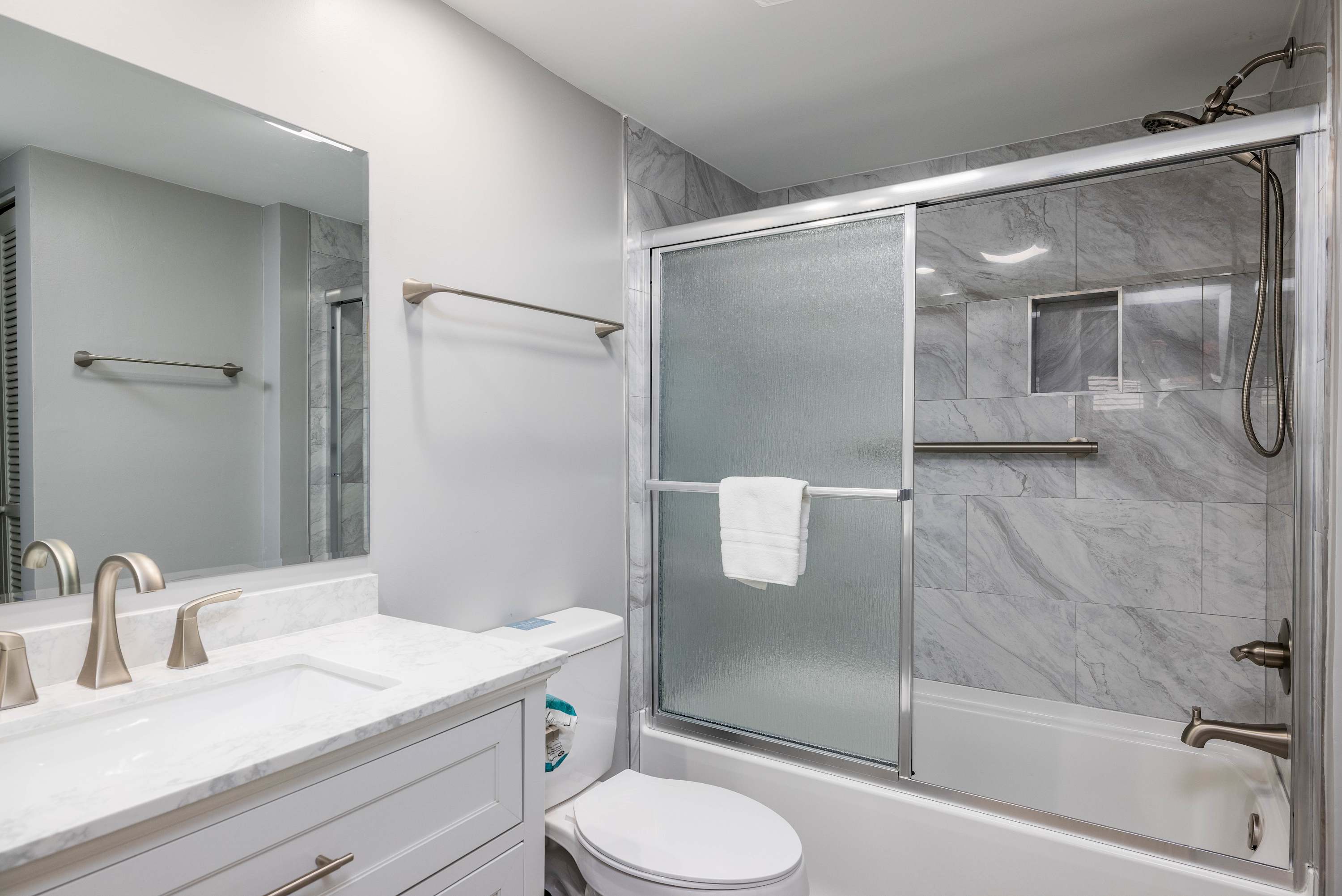 Fully Renovated Guest Bathroom with Shower/ Tub Combo 