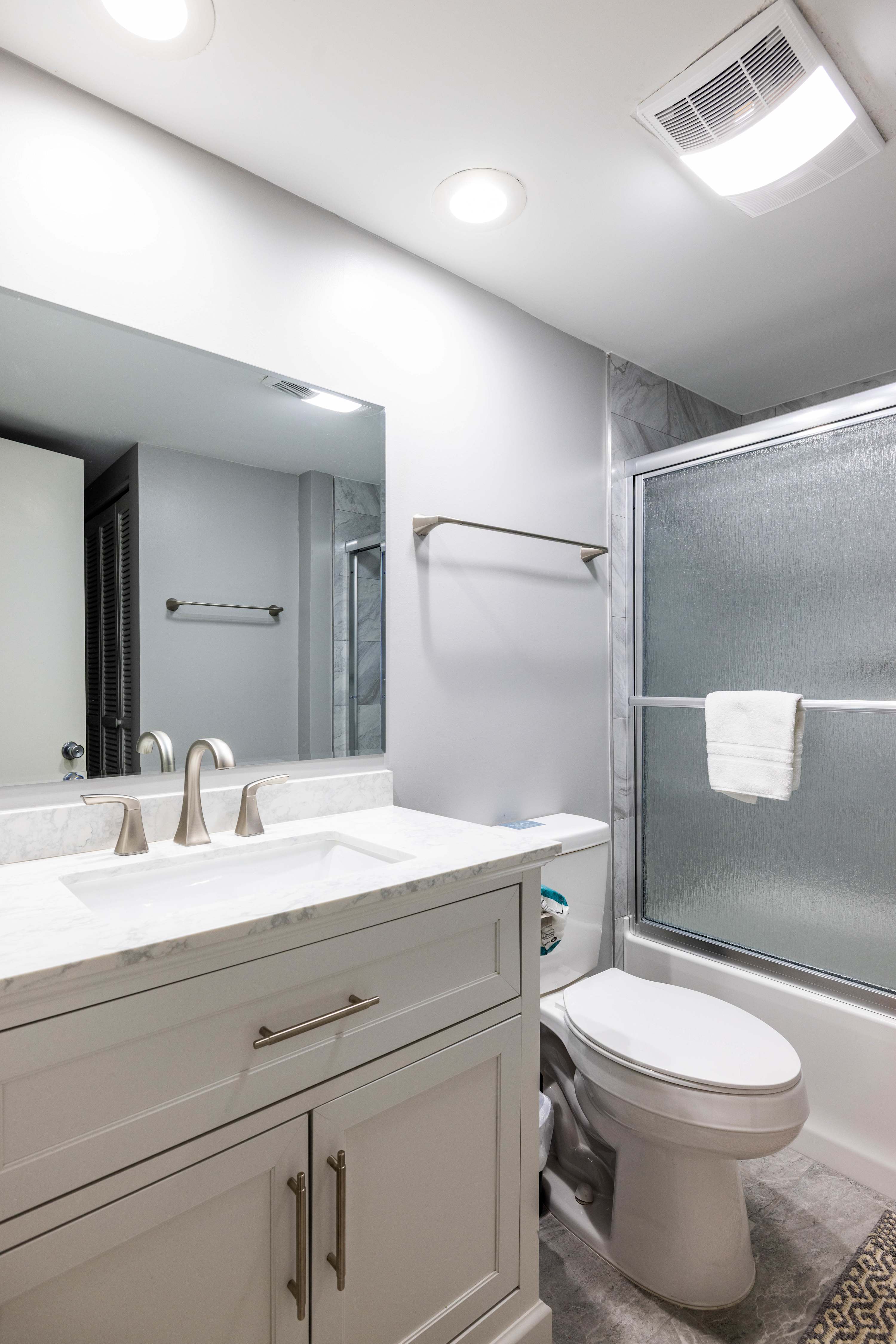 Fully Renovated Guest Bathroom with Shower/ Tub Combo 