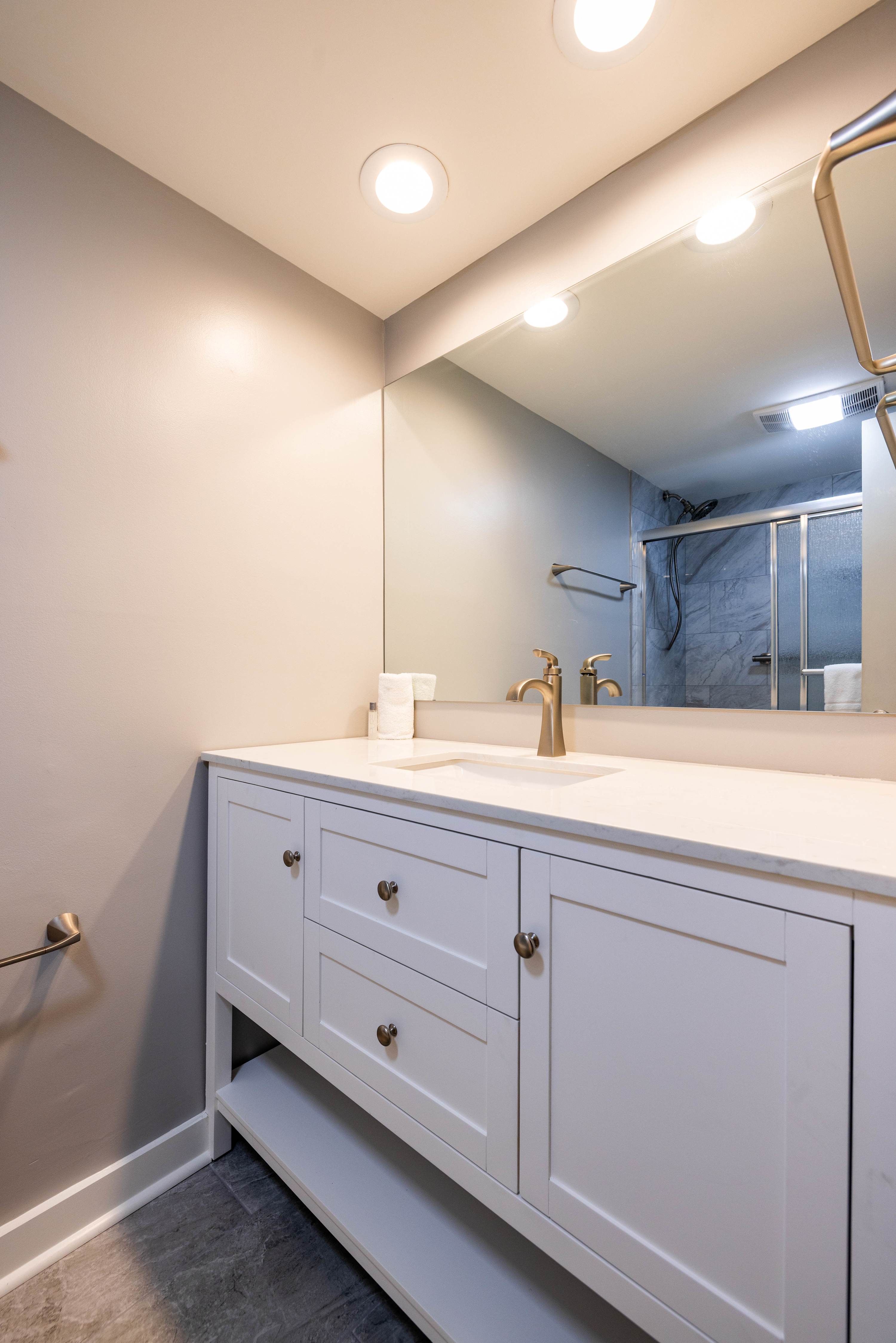 Hall Bathroom Upstairs with Shower/Tub Combo 