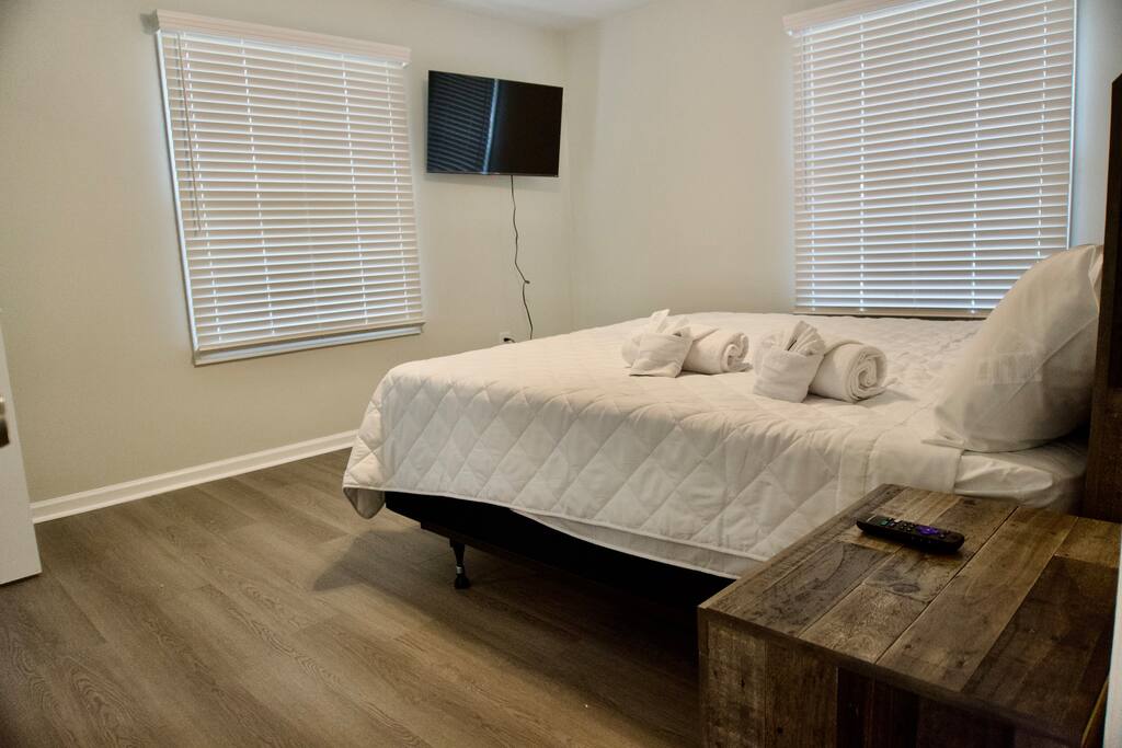 9 Bedrooms 8 Bathrooms Sleeps 24