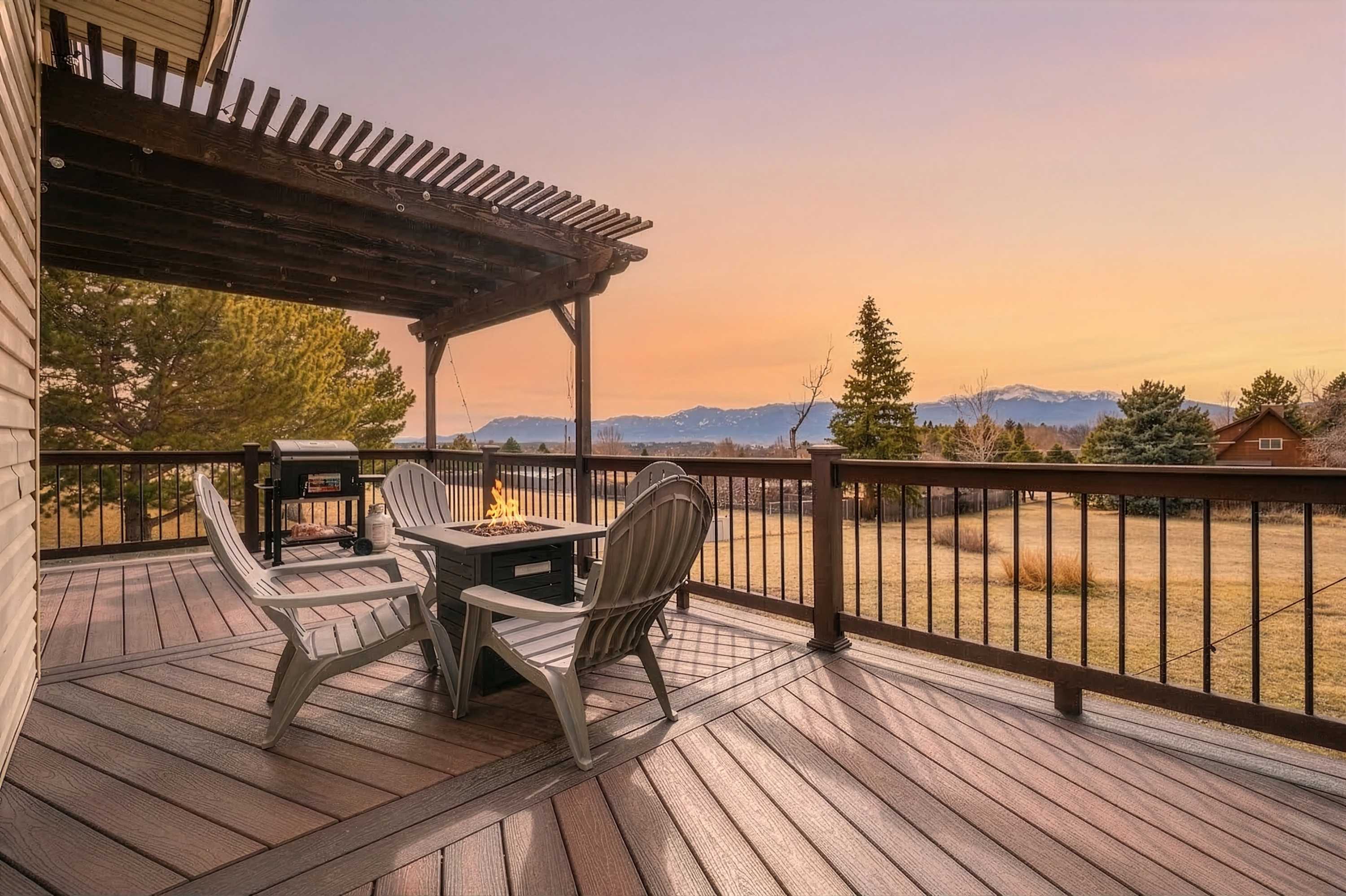Foxwood Acres! Hot Tub & Deck Mountain Views Home β Colorado Springs, CO β vacation rental