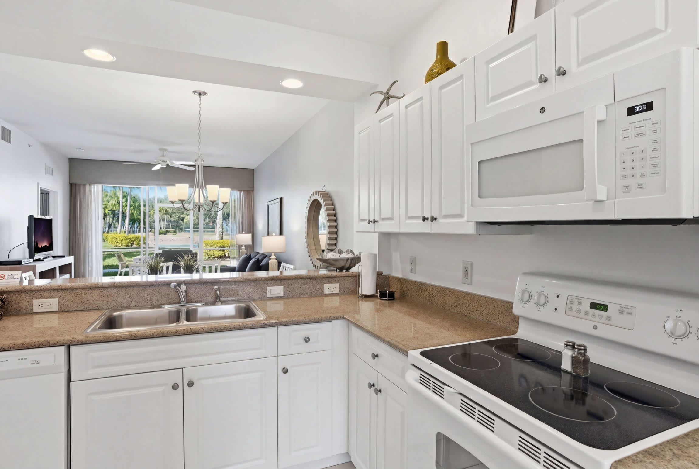 411 First Floor Sleeps 6 Landscape View | Photo 2