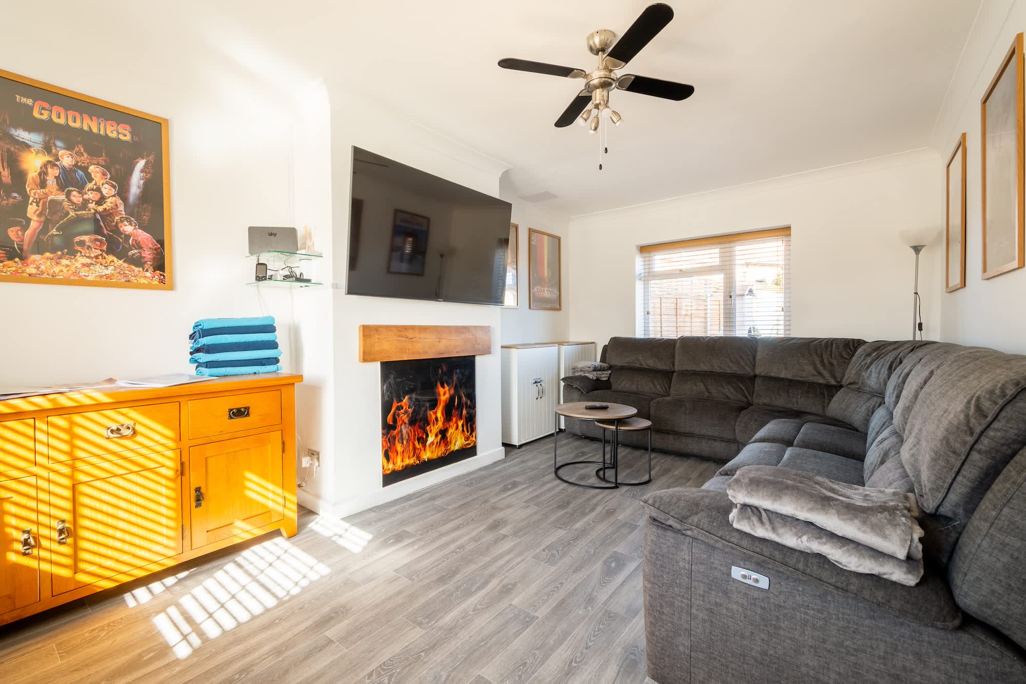 Modern Home with Hot Tub, Garden & Private Parking