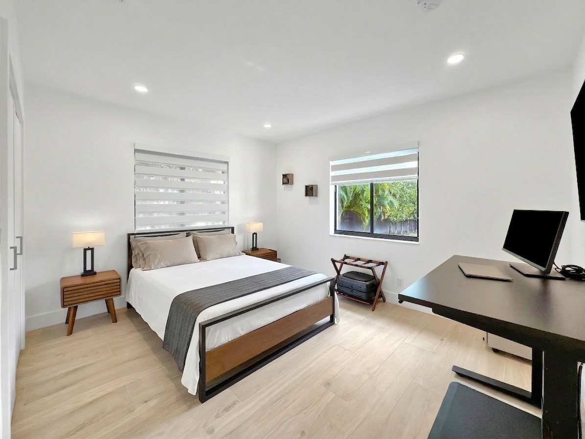 Modern Villa Huge Backyard 6 minutes to the Ocean