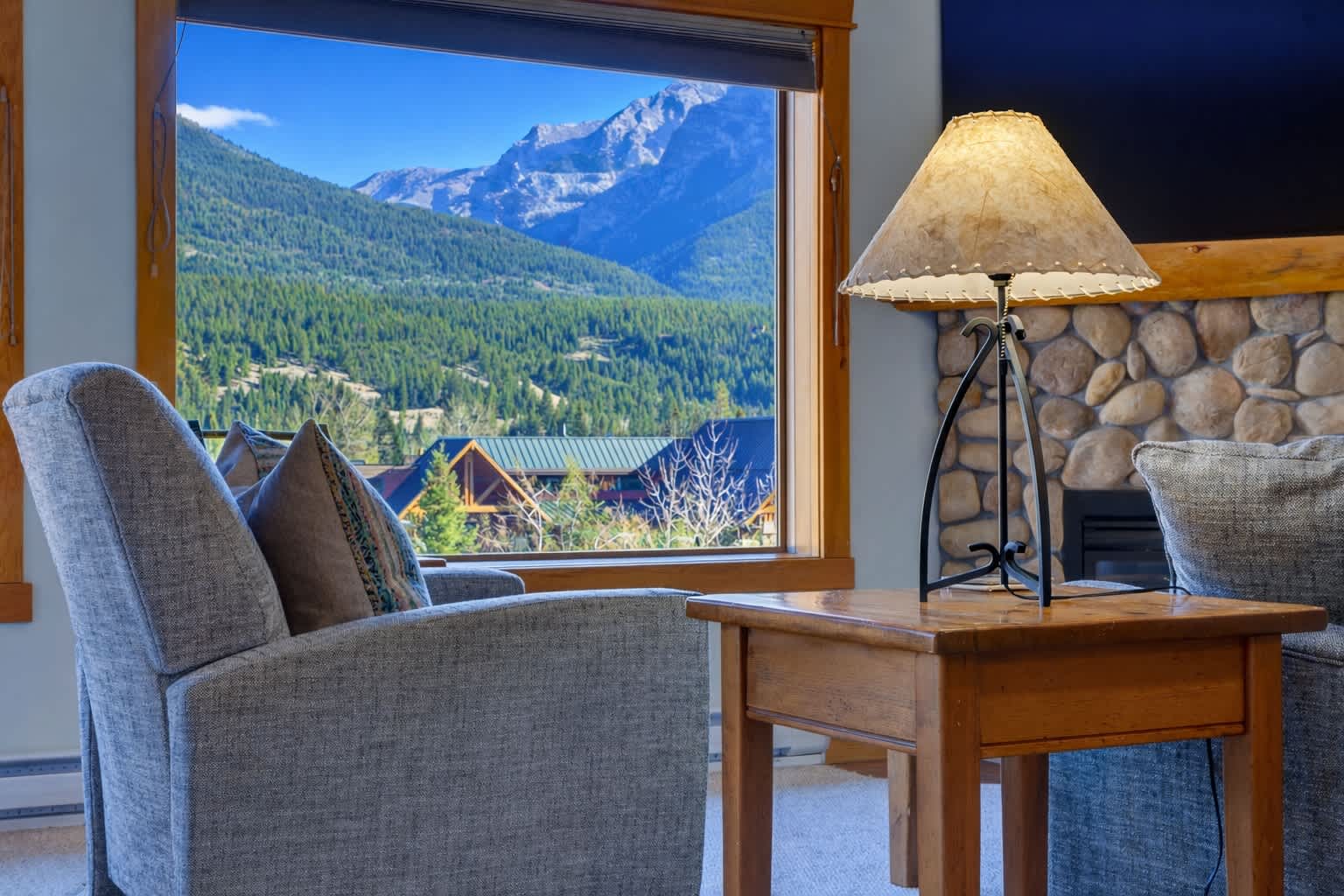 Heart of Canmore - Pet Friendly with Shared Rooftop Hot Tub