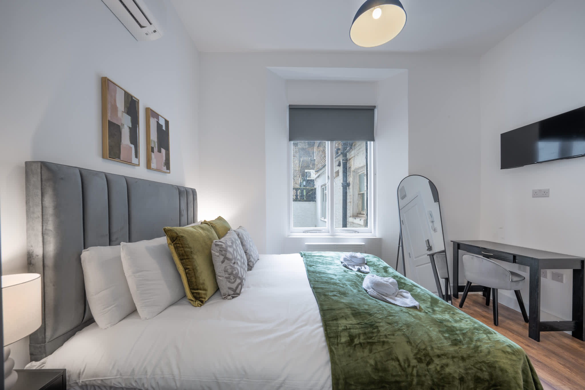 View Cozy Ground Floor Studio in Knightsbridge in Beaufort Gardens SW3 1QH Cozy Ground Floor Studio in Knightsbridge in Beaufort Gardens SW3 1QH - Property image 3 - VivreStays