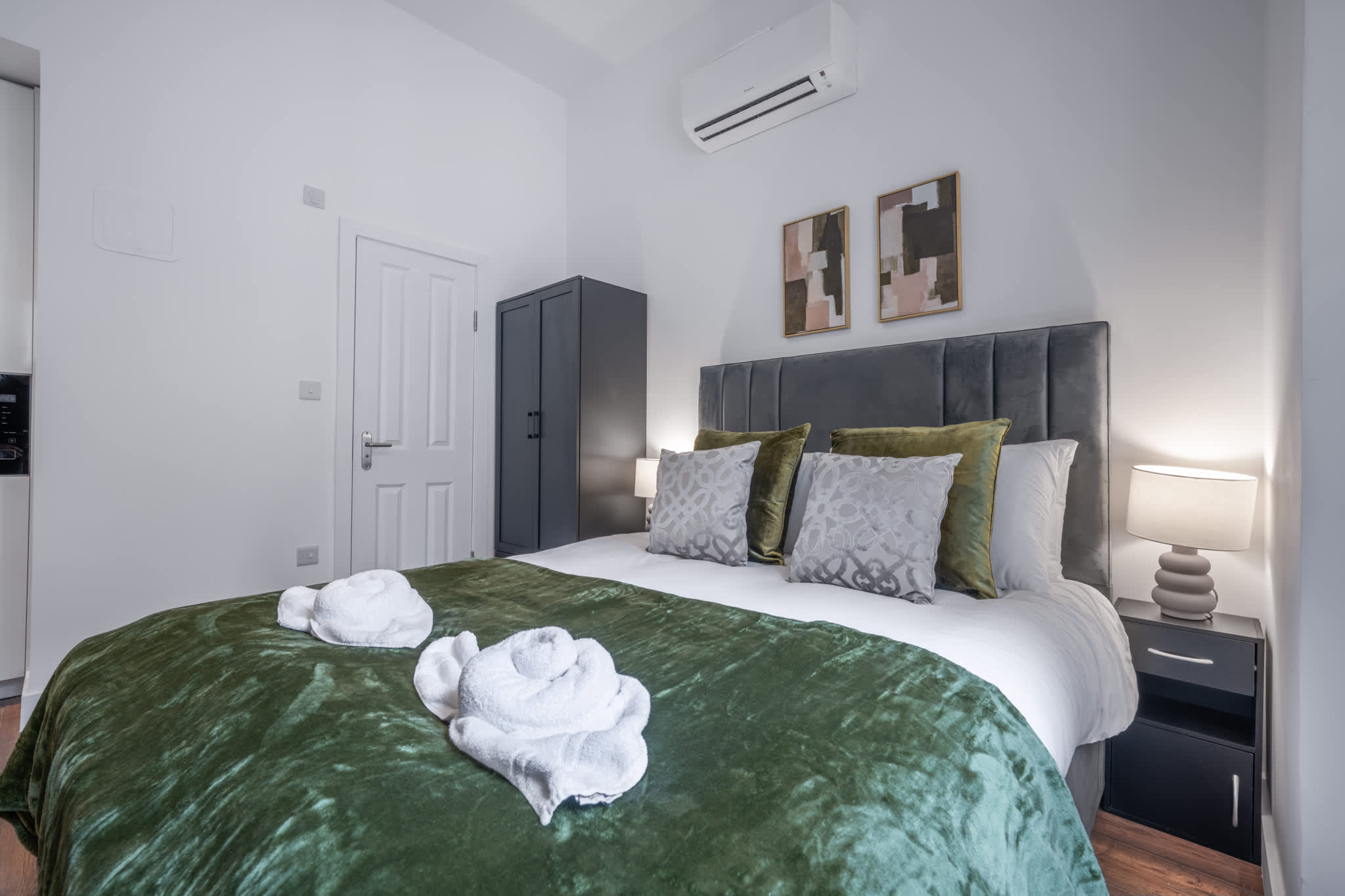 View Cozy Ground Floor Studio in Knightsbridge in Beaufort Gardens SW3 1QH Cozy Ground Floor Studio in Knightsbridge in Beaufort Gardens SW3 1QH - Property image 4 - VivreStays