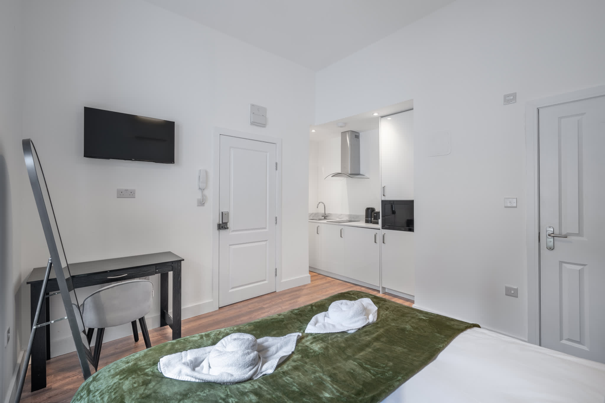 View Cozy Ground Floor Studio in Knightsbridge in Beaufort Gardens SW3 1QH Cozy Ground Floor Studio in Knightsbridge in Beaufort Gardens SW3 1QH - Property image 8 - VivreStays