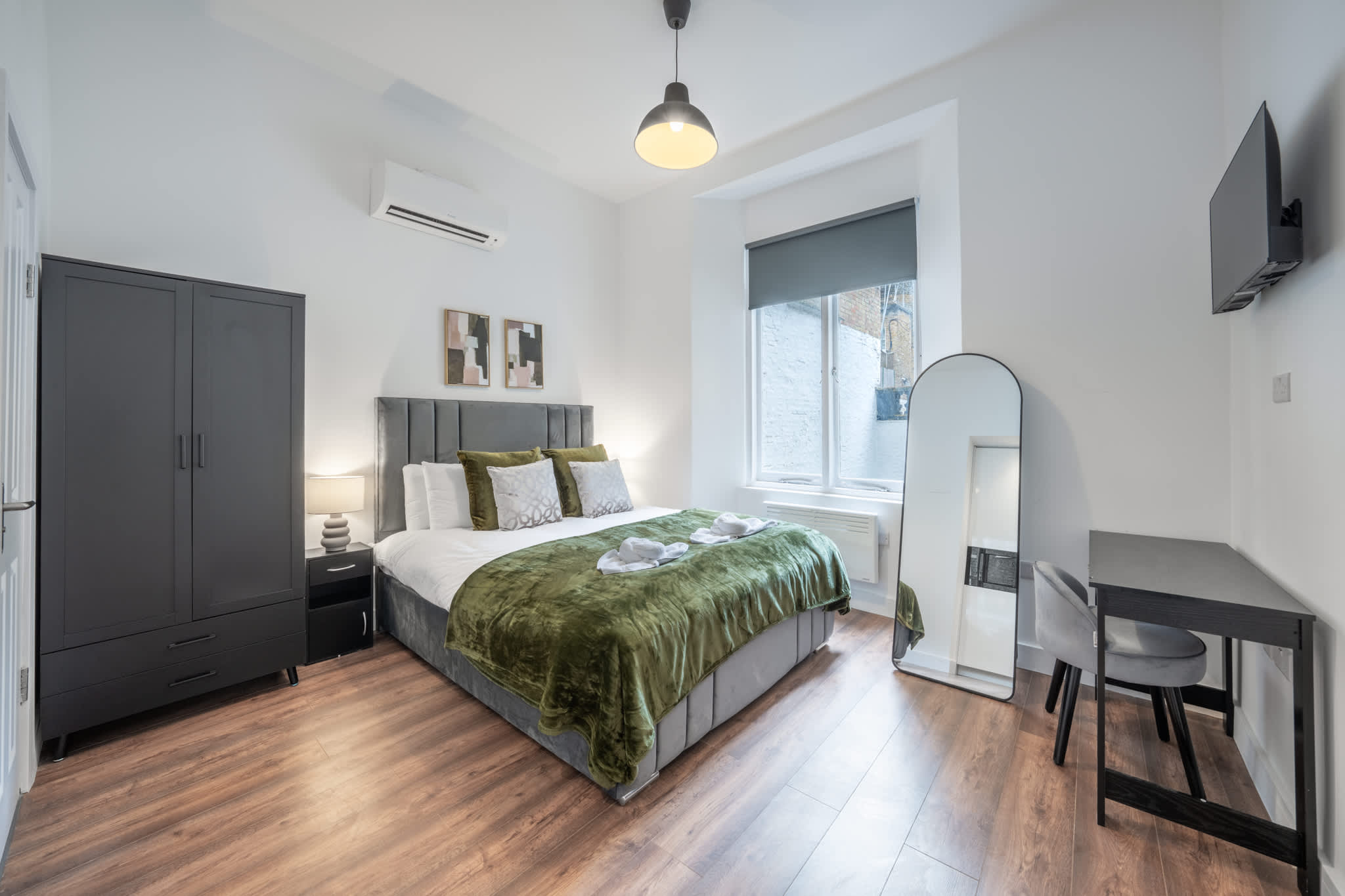 View Cozy Ground Floor Studio in Knightsbridge in Beaufort Gardens SW3 1QH Cozy Ground Floor Studio in Knightsbridge in Beaufort Gardens SW3 1QH - Property image 2 - VivreStays