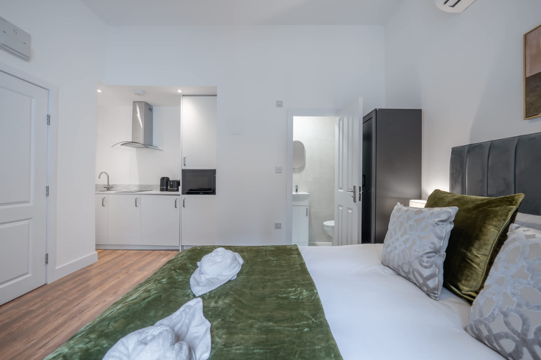 View Cozy Ground Floor Studio in Knightsbridge in Beaufort Gardens SW3 1QH Cozy Ground Floor Studio in Knightsbridge in Beaufort Gardens SW3 1QH - Property image 9 - VivreStays