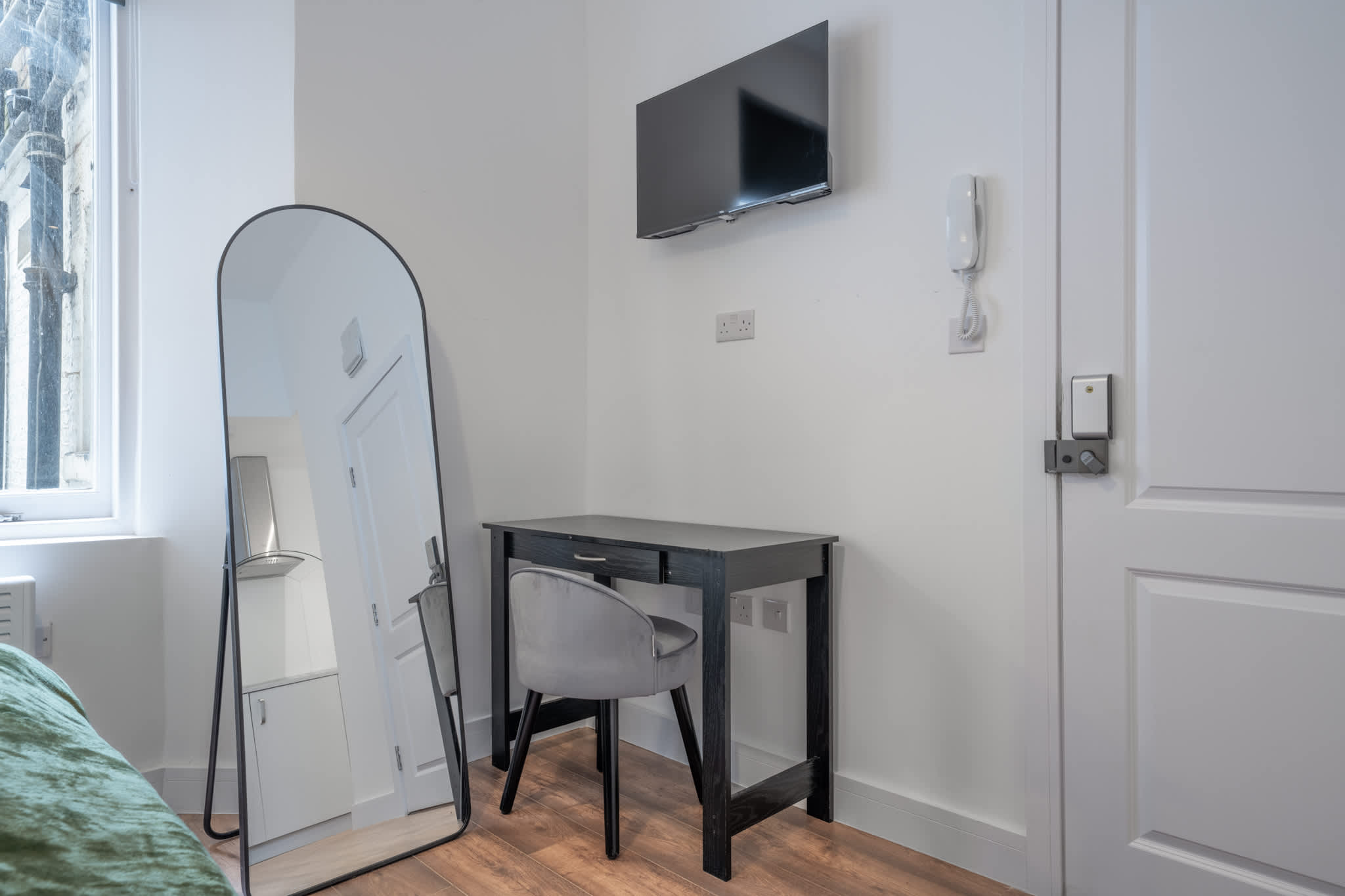 View Cozy Ground Floor Studio in Knightsbridge in Beaufort Gardens SW3 1QH Cozy Ground Floor Studio in Knightsbridge in Beaufort Gardens SW3 1QH - Property image 10 - VivreStays