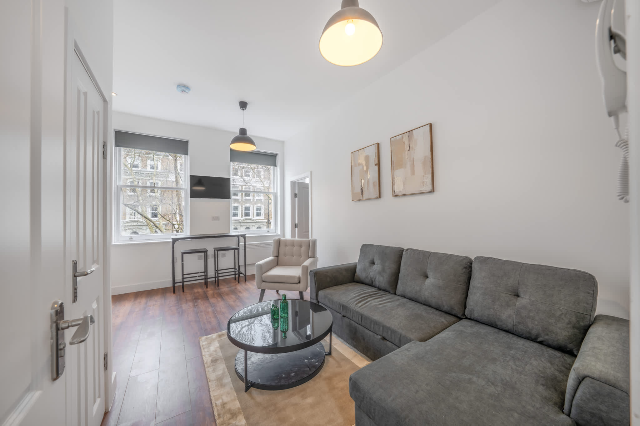 Bright One Bedroom Apartment in Knightsbridge in Beaufort Gardens SW3 1QH - Property image 3 - VivreStays