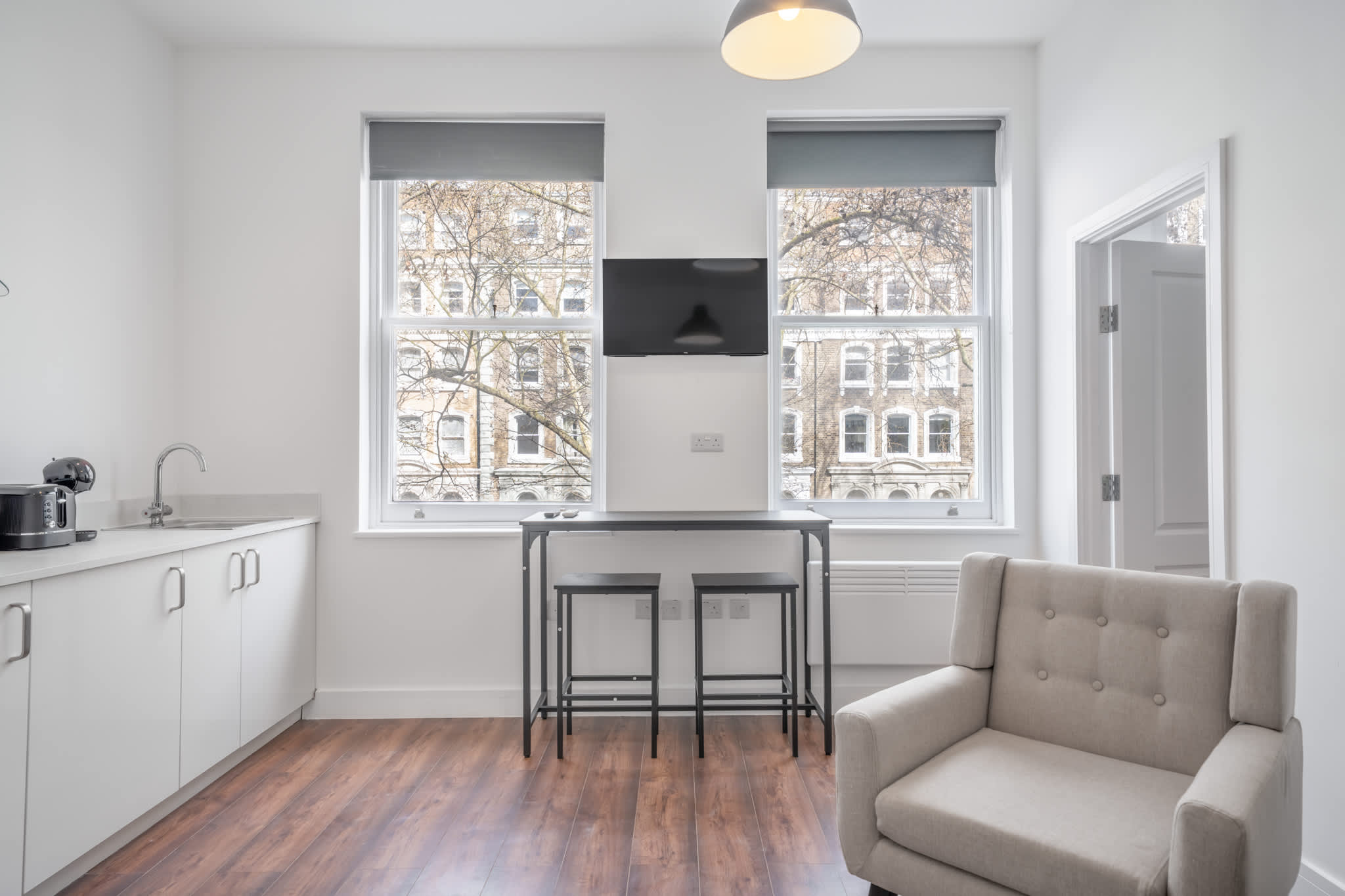 Bright One Bedroom Apartment in Knightsbridge in Beaufort Gardens SW3 1QH - Property image 10 - VivreStays