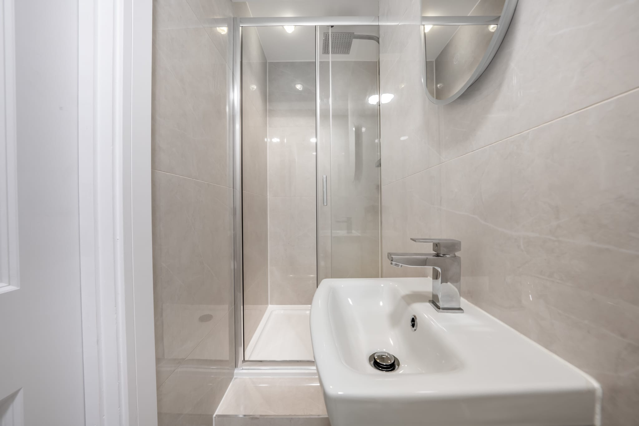 Top Floor One-Bed with view in Knightsbridge in Beaufort Gardens SW3 1QH - Property image 4 - VivreStays