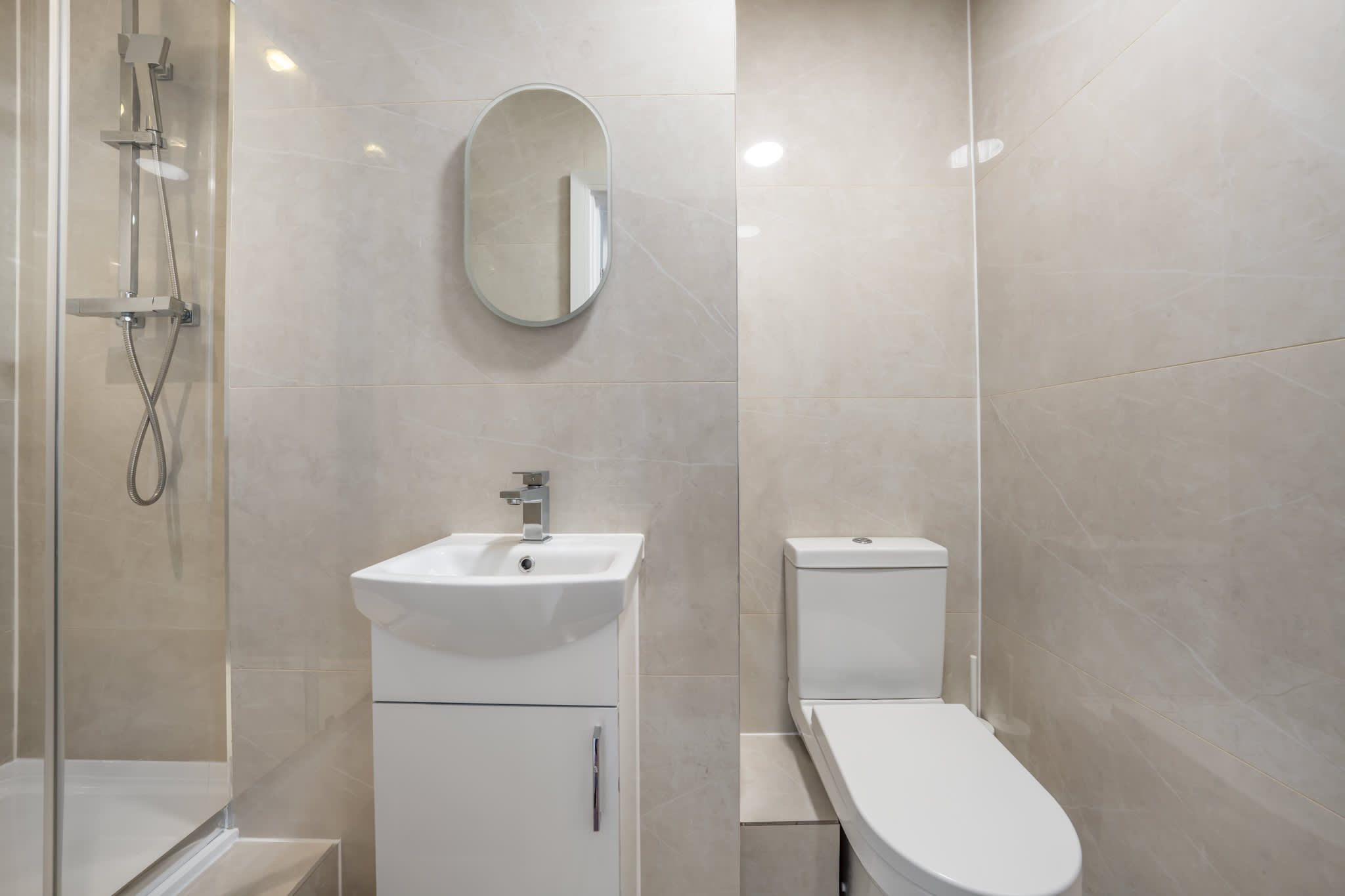 Top Floor One-Bed with view in Knightsbridge in Beaufort Gardens SW3 1QH - Property image 6 - VivreStays