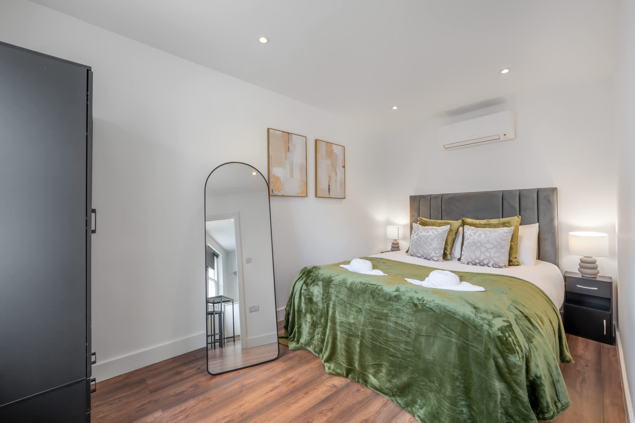 Top Floor One-Bed with view in Knightsbridge in Beaufort Gardens SW3 1QH - Property image 2 - VivreStays