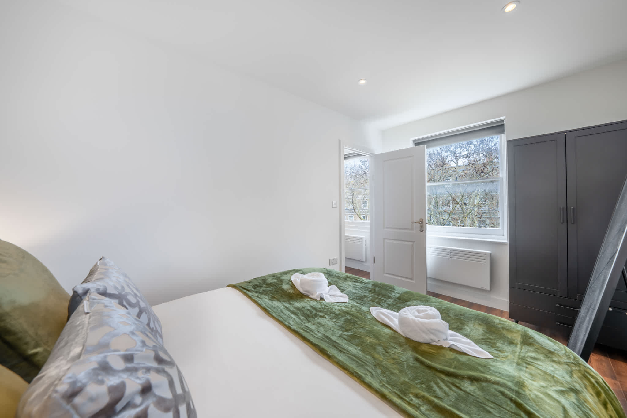 Top Floor One-Bed with view in Knightsbridge in Beaufort Gardens SW3 1QH - Property image 10 - VivreStays