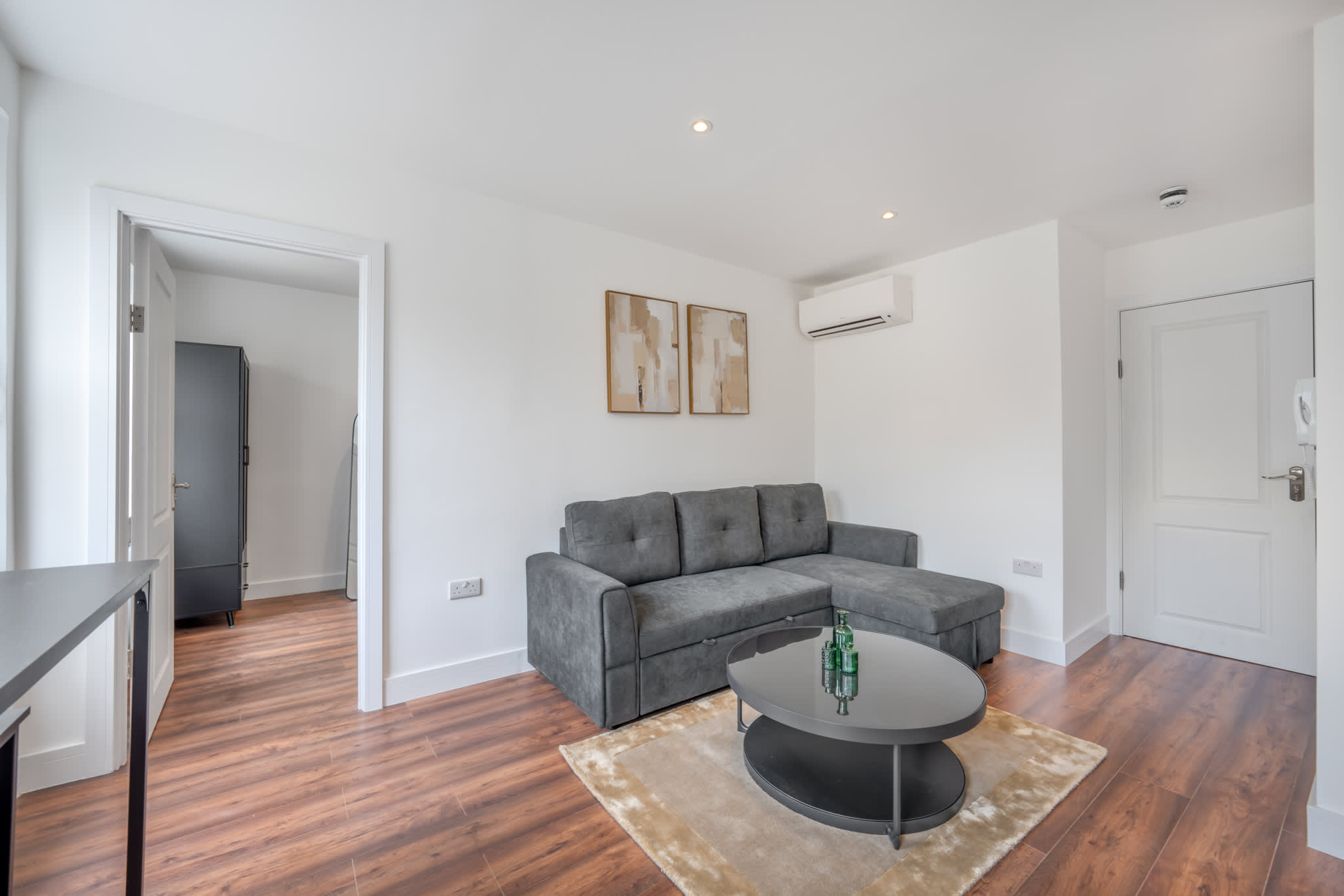 Top Floor One-Bed with view in Knightsbridge in Beaufort Gardens SW3 1QH - Property image 9 - VivreStays
