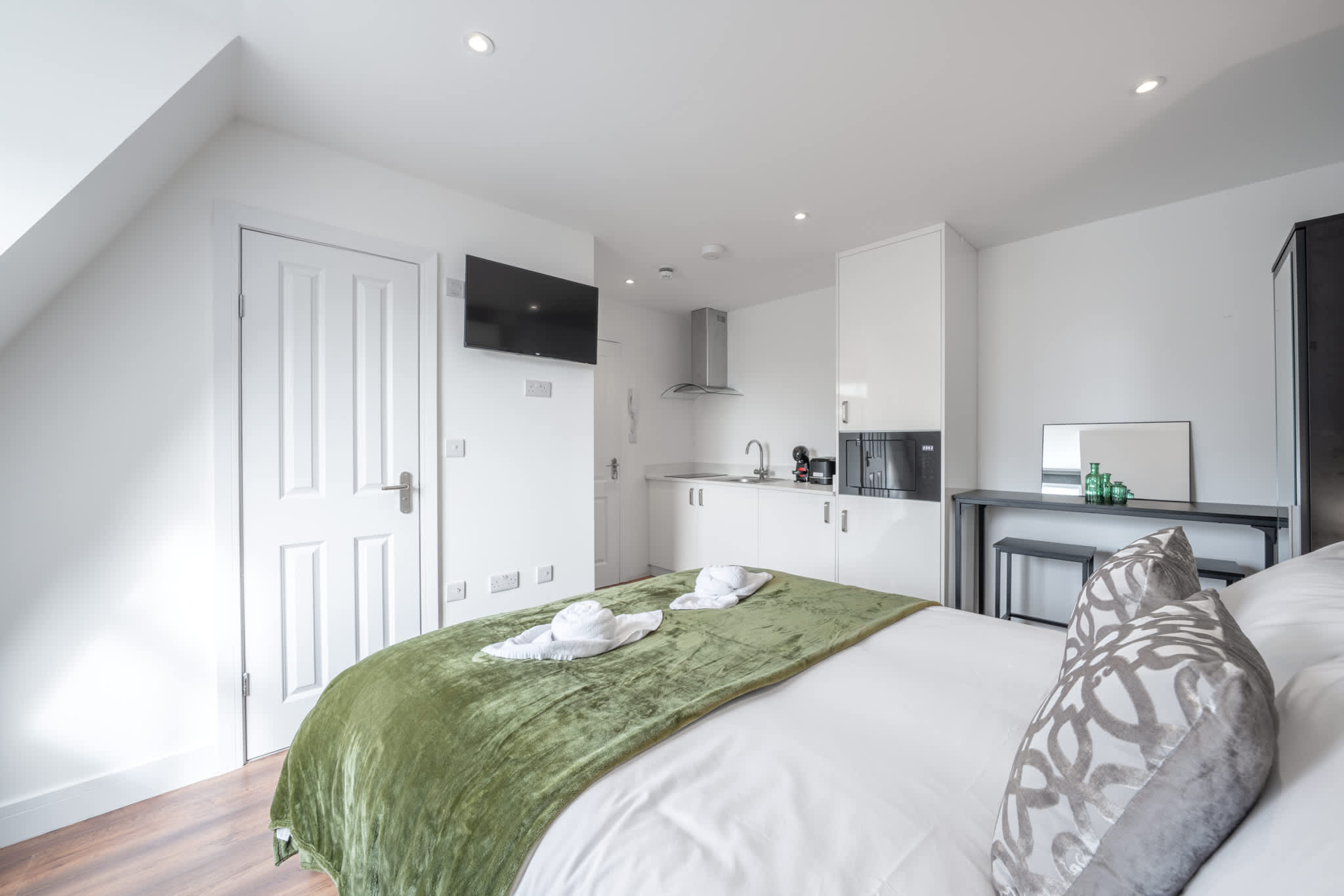 Top Floor Studio with view in Knightsbridge in Beaufort Gardens SW3 1QH - Property image 5 - VivreStays